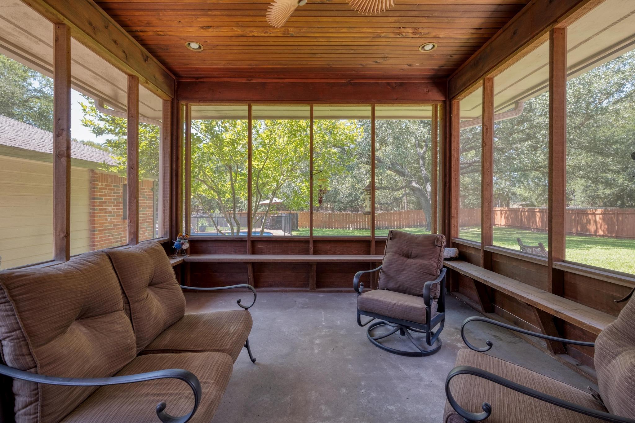 170 Oak Creek Cir, Luling, TX 78648