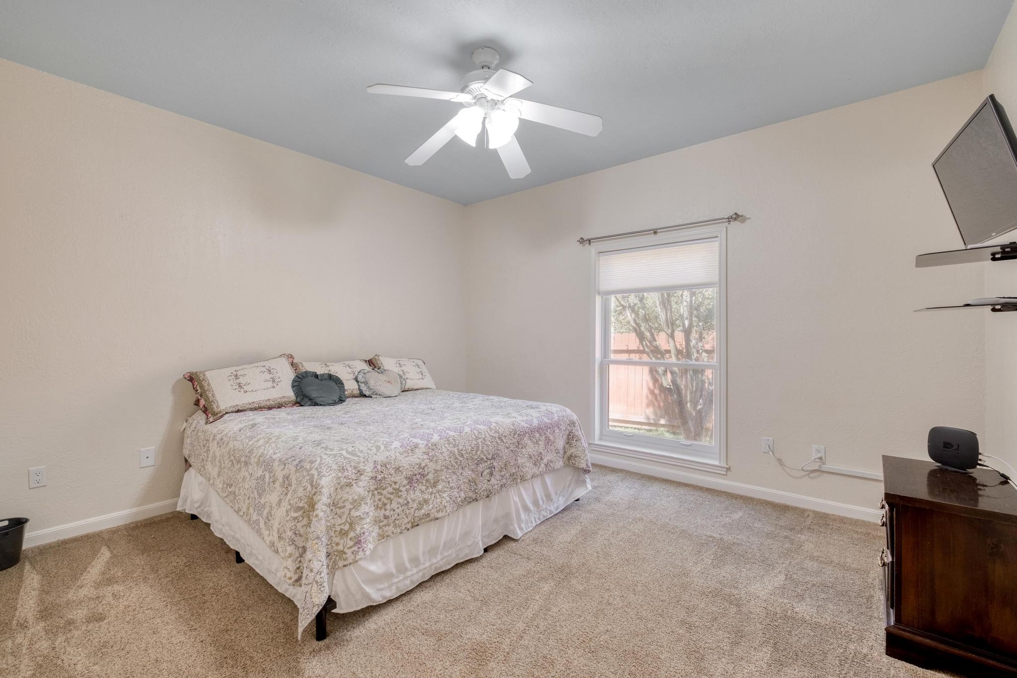 170 Oak Creek Cir, Luling, TX 78648