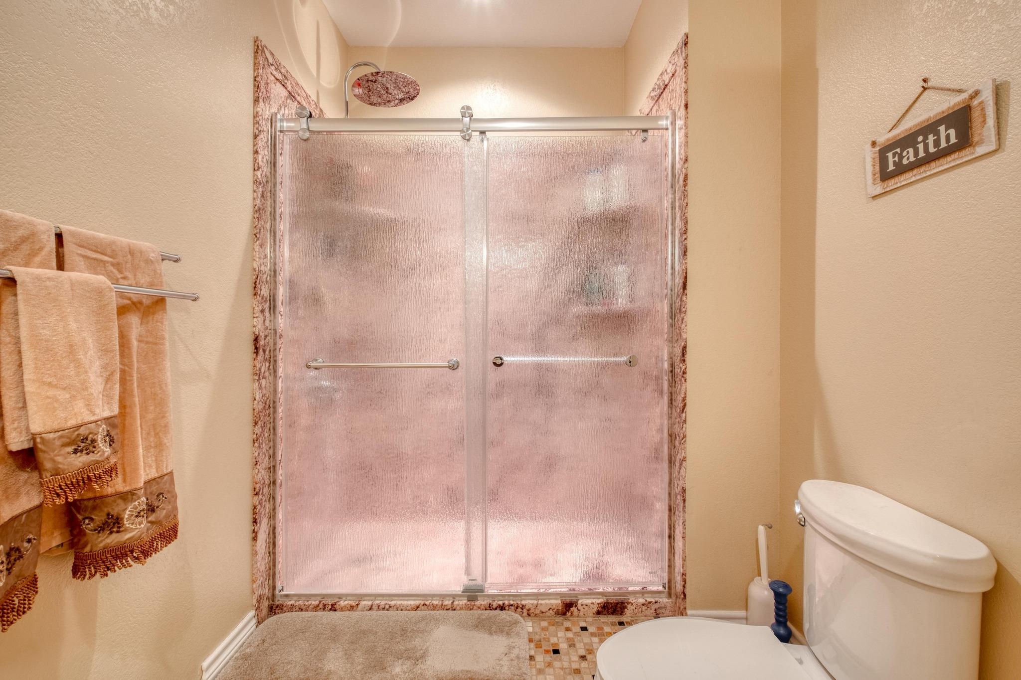 170 Oak Creek Cir, Luling, TX 78648