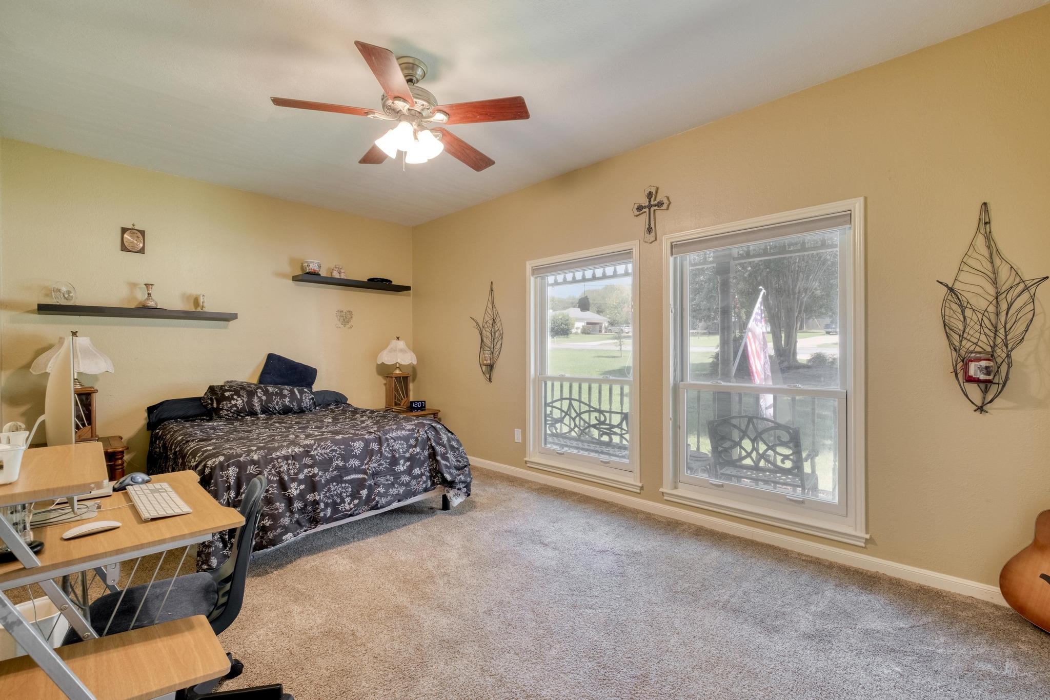 170 Oak Creek Cir, Luling, TX 78648