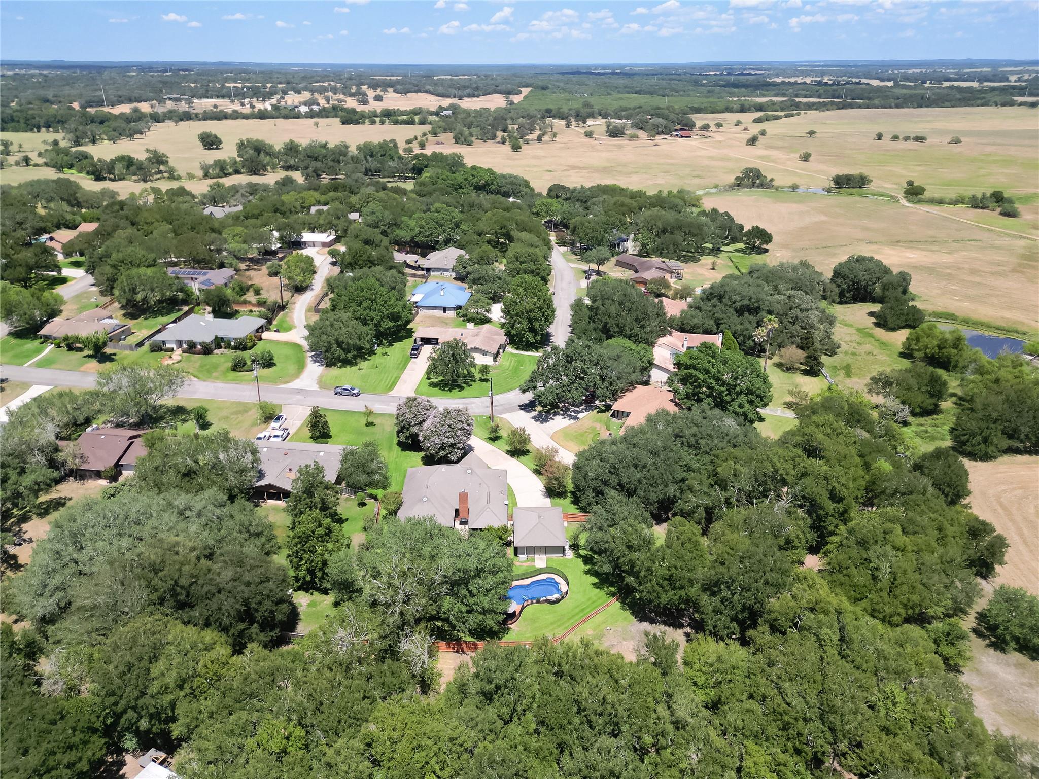 170 Oak Creek Cir, Luling, TX 78648
