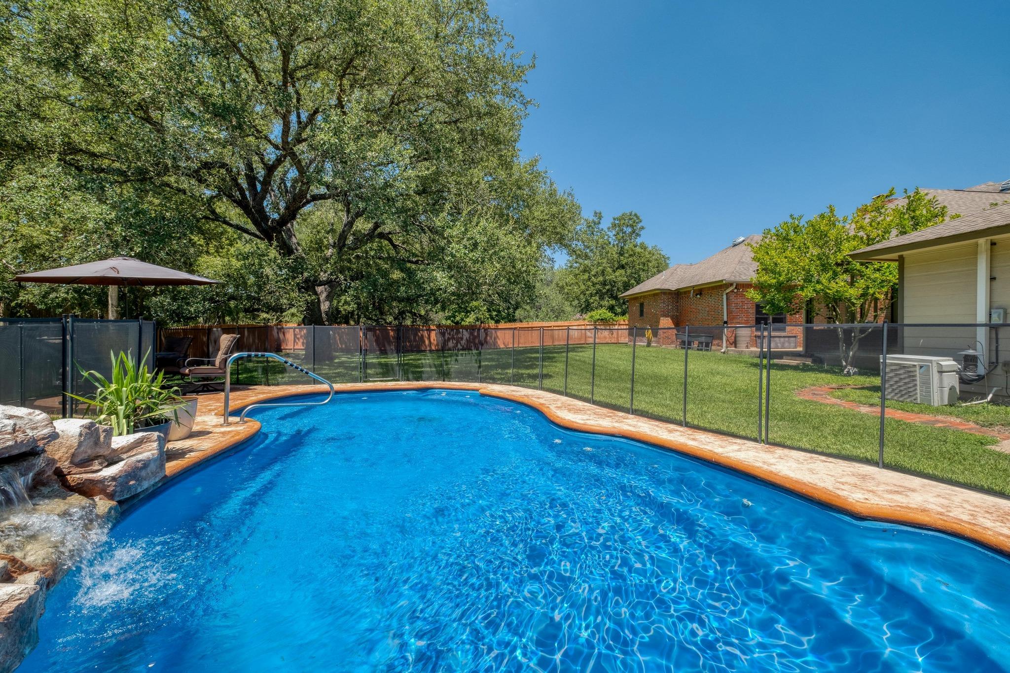 170 Oak Creek Cir, Luling, TX 78648