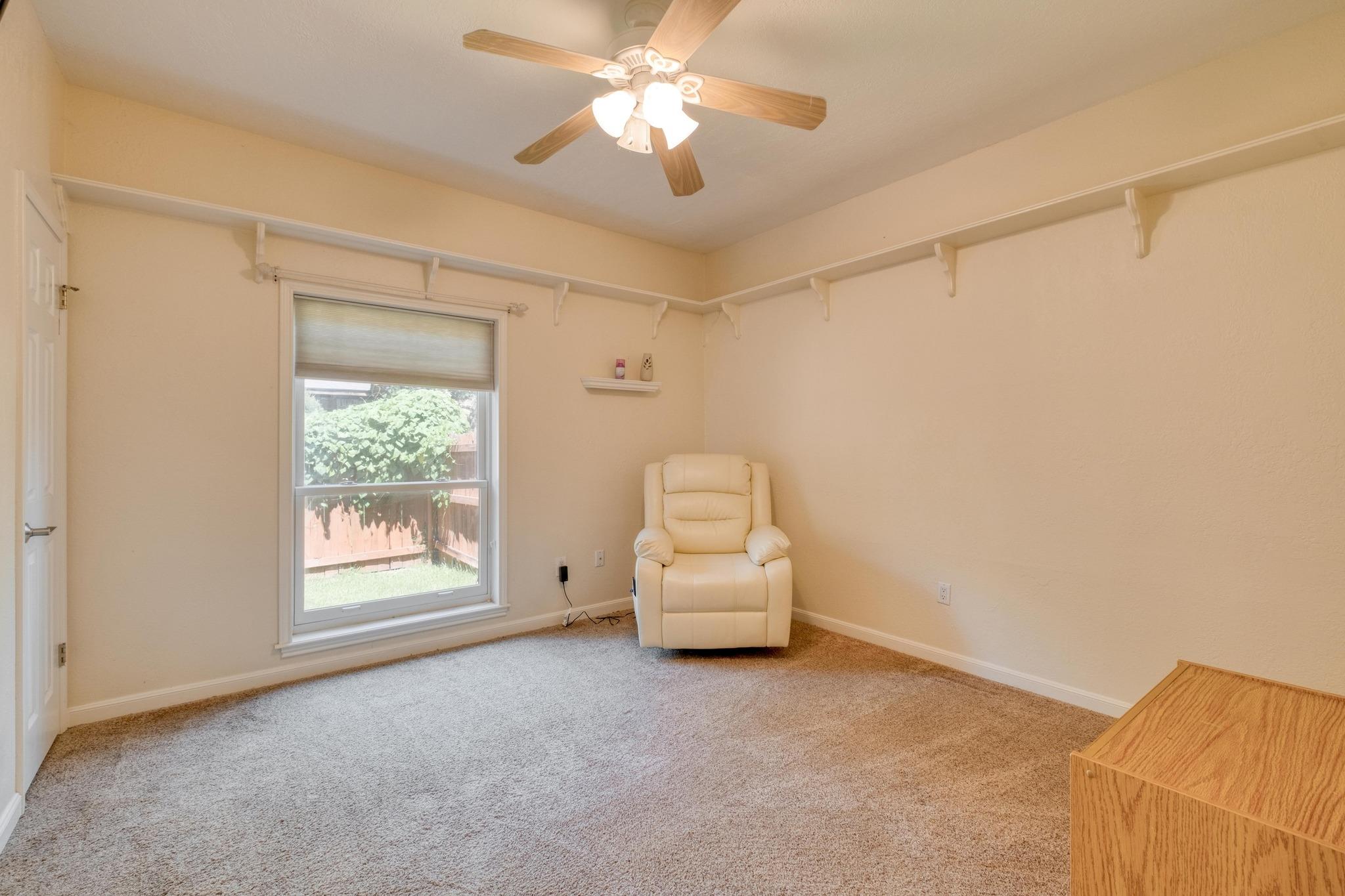 170 Oak Creek Cir, Luling, TX 78648