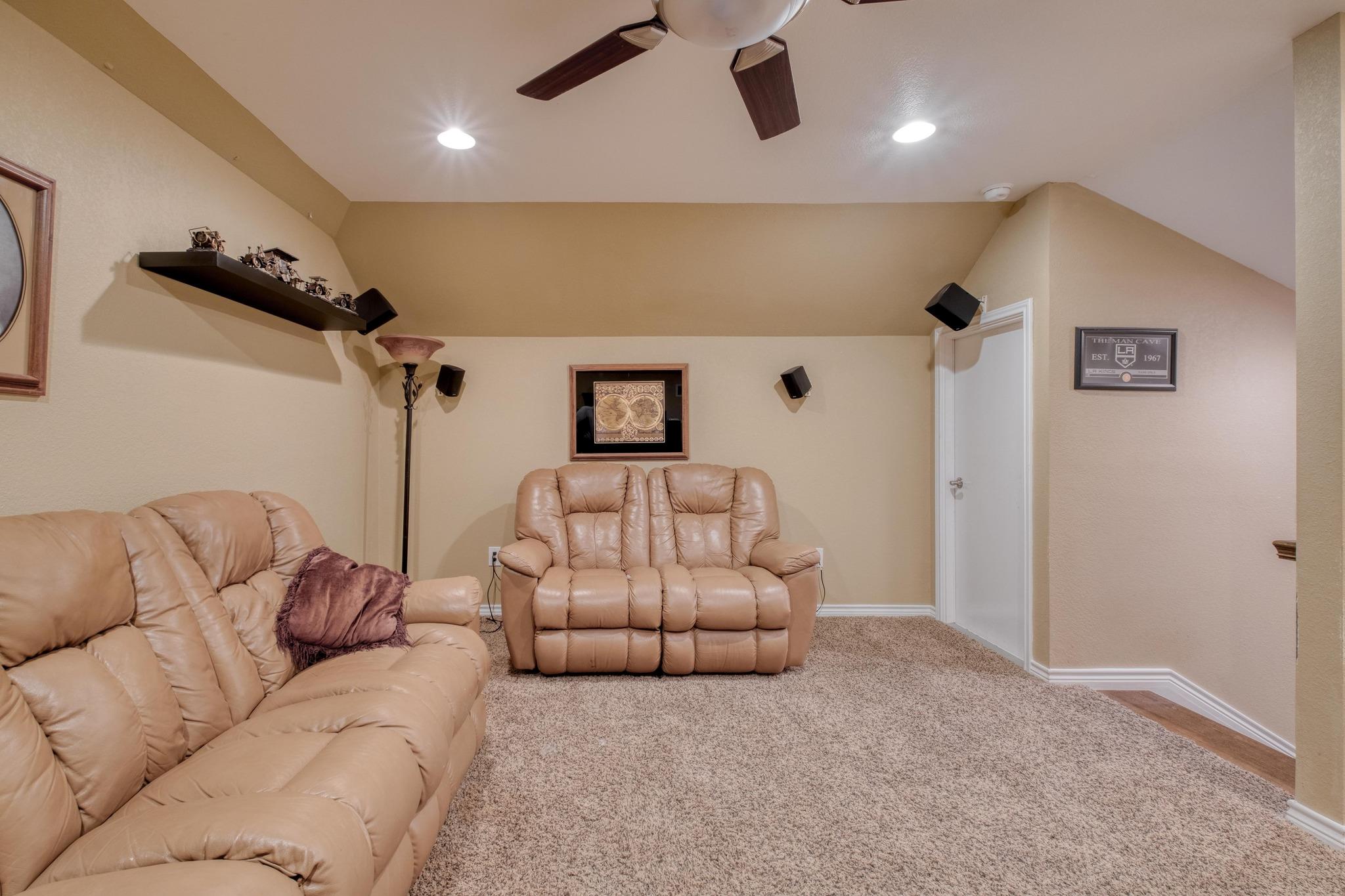 170 Oak Creek Cir, Luling, TX 78648