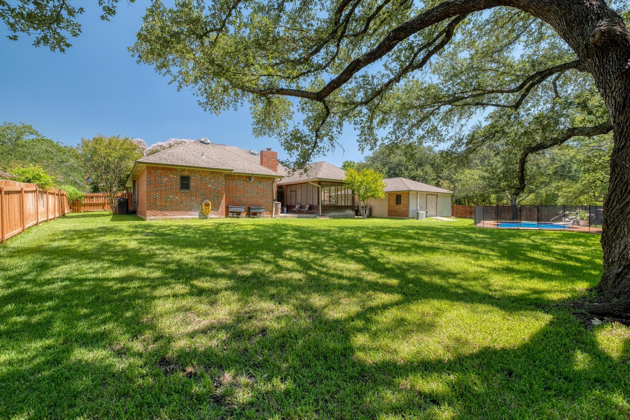 170 Oak Creek Cir, Luling, TX 78648