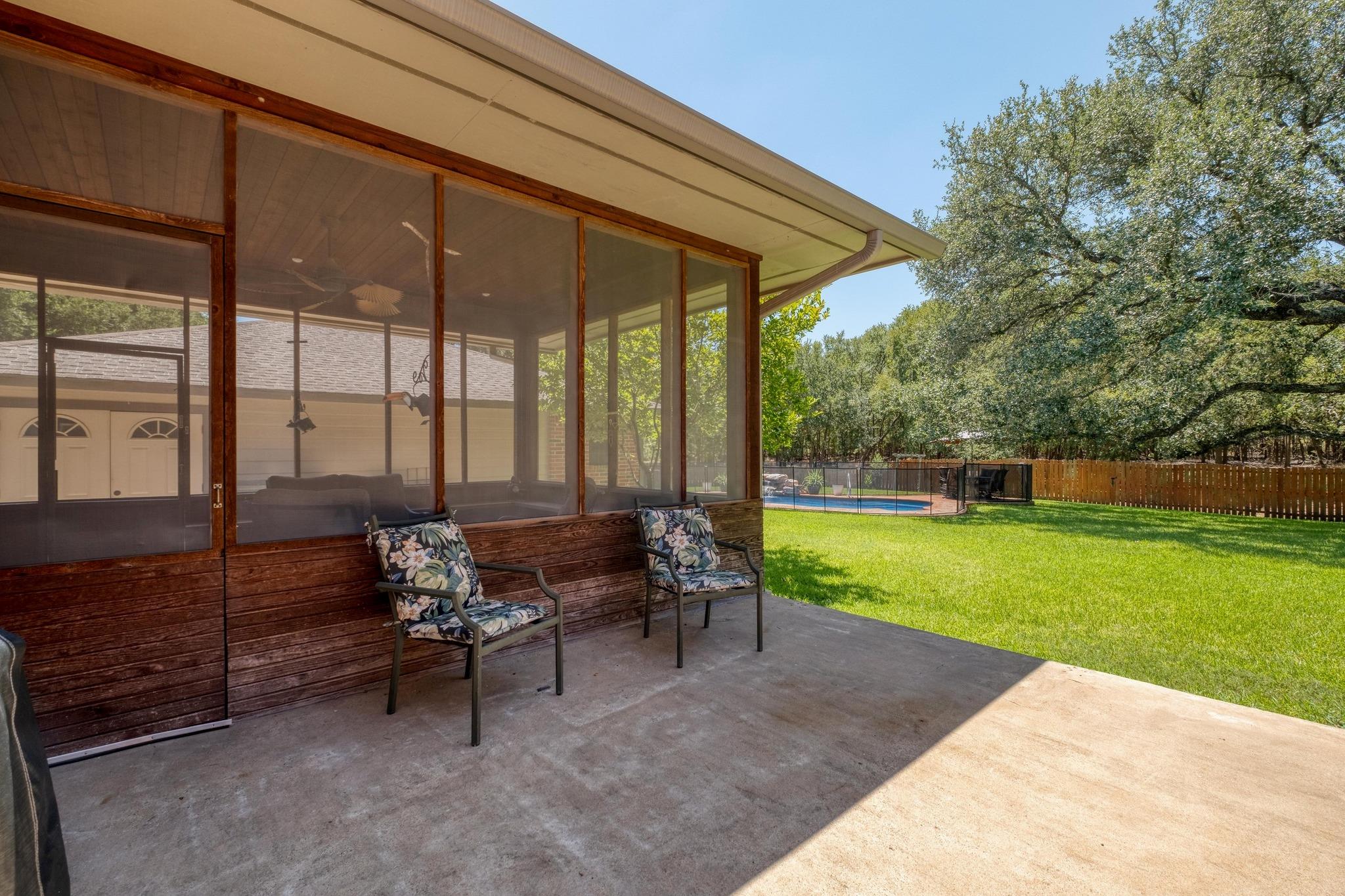 170 Oak Creek Cir, Luling, TX 78648