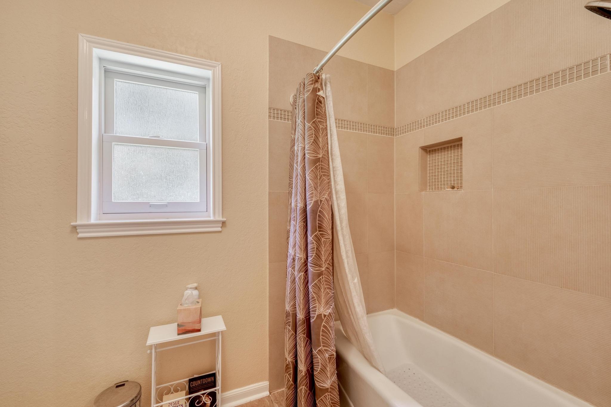 170 Oak Creek Cir, Luling, TX 78648