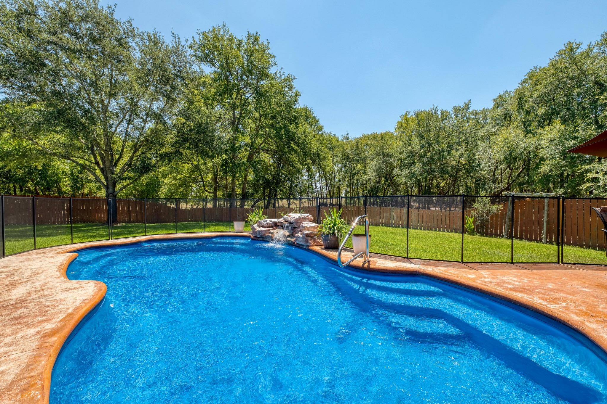 170 Oak Creek Cir, Luling, TX 78648