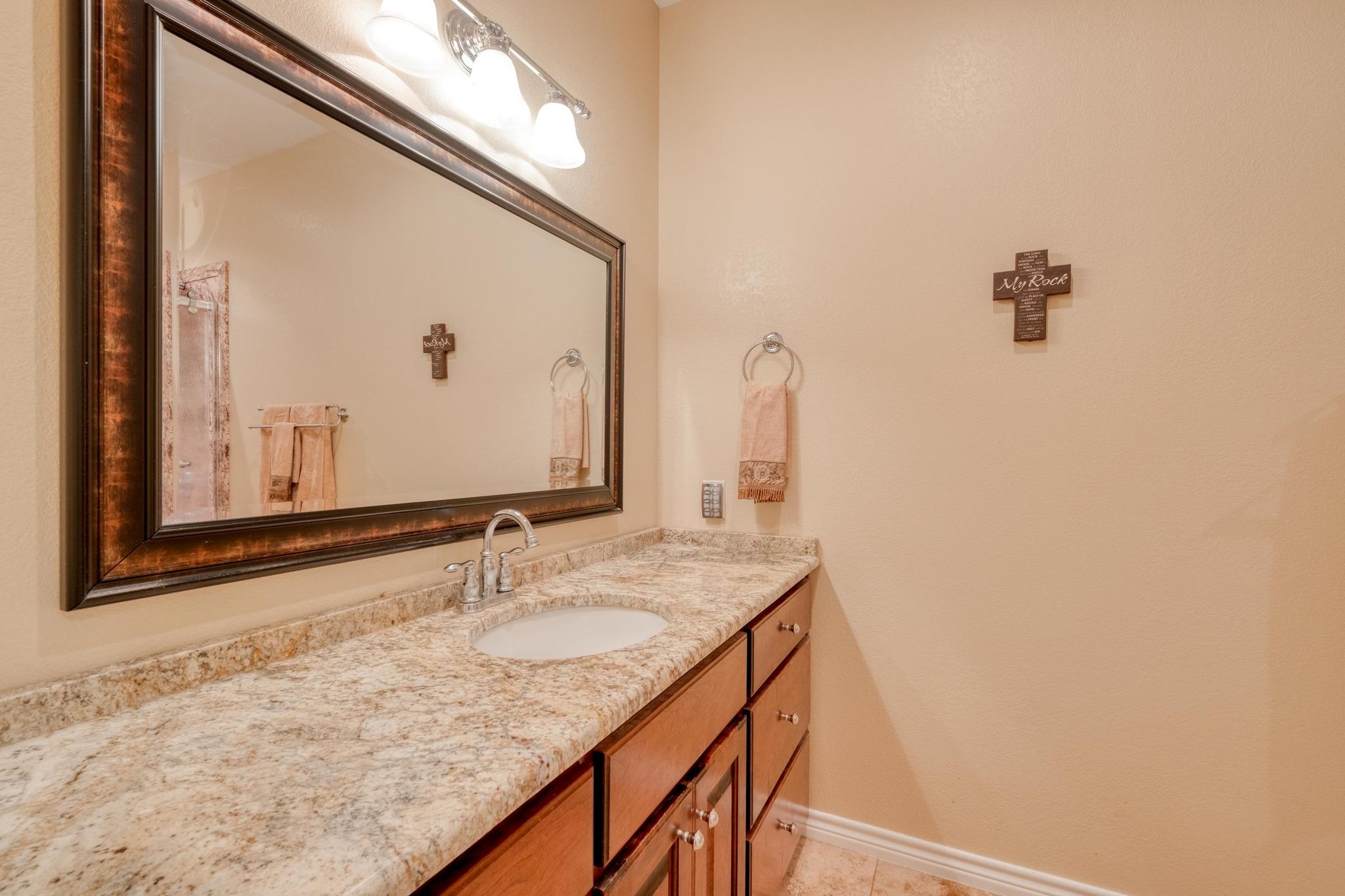 170 Oak Creek Cir, Luling, TX 78648