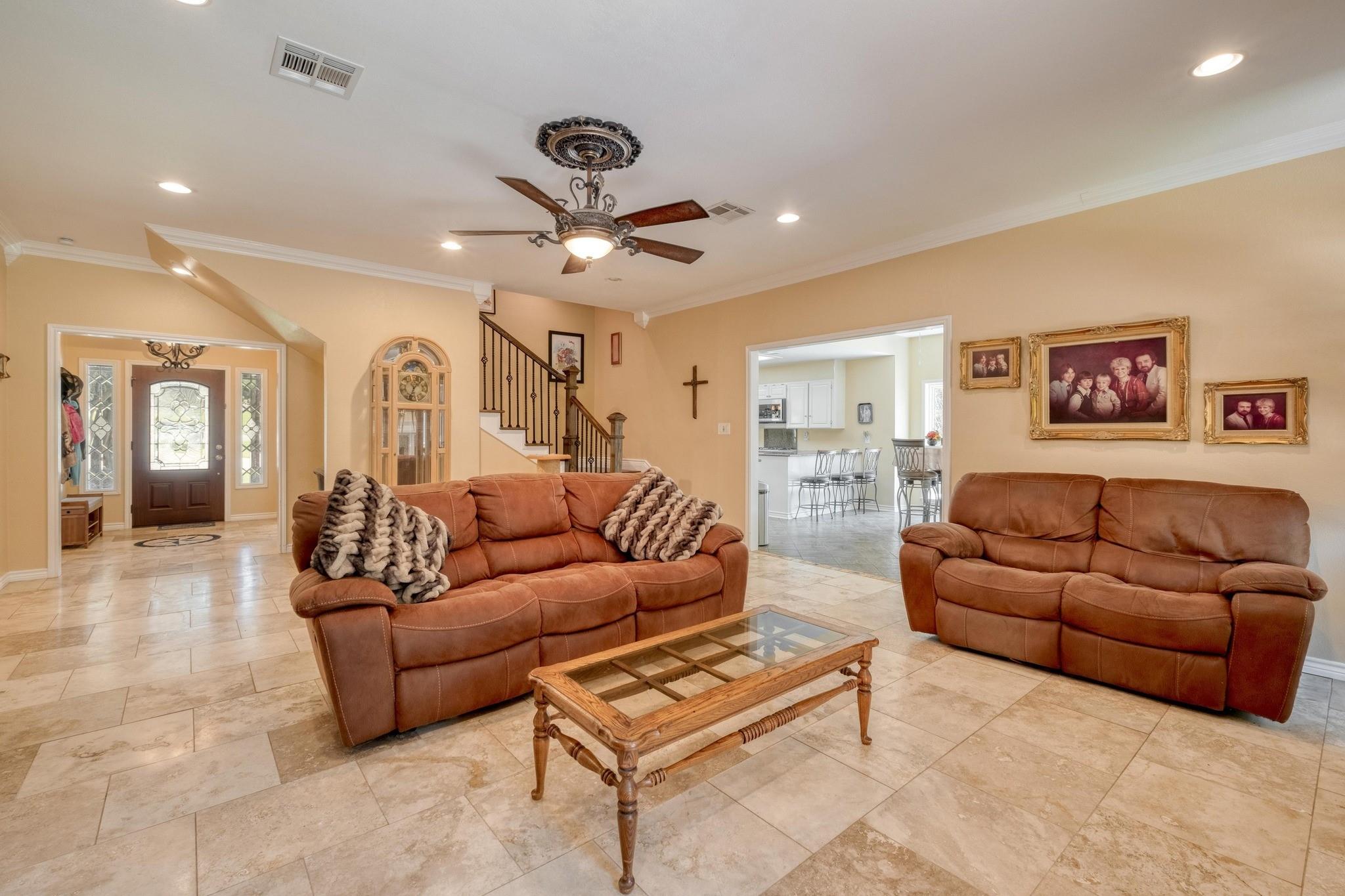 170 Oak Creek Cir, Luling, TX 78648