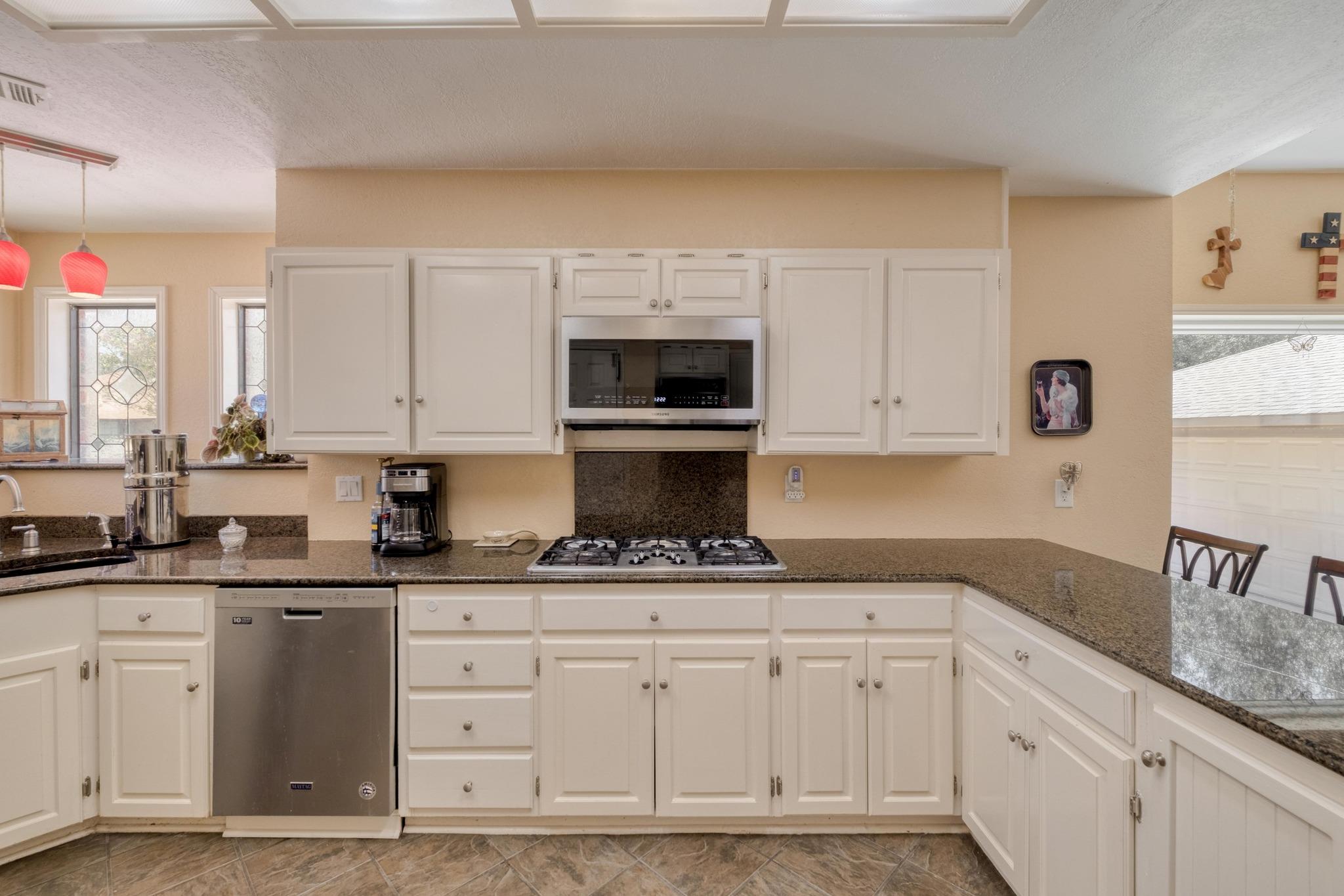 170 Oak Creek Cir, Luling, TX 78648