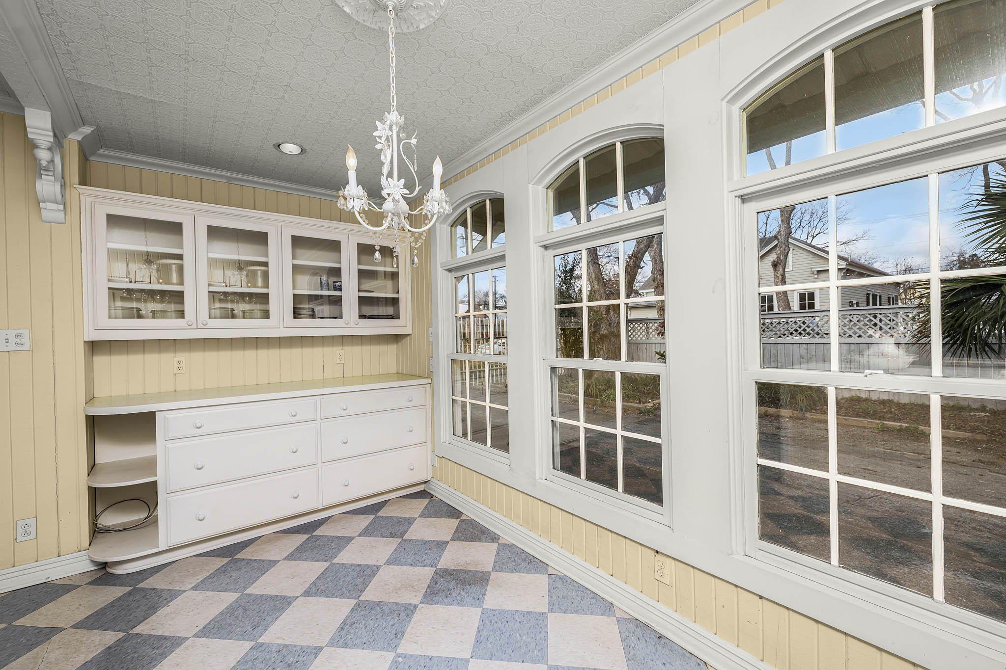 633 S Castell Ave, New Braunfels, TX 78130