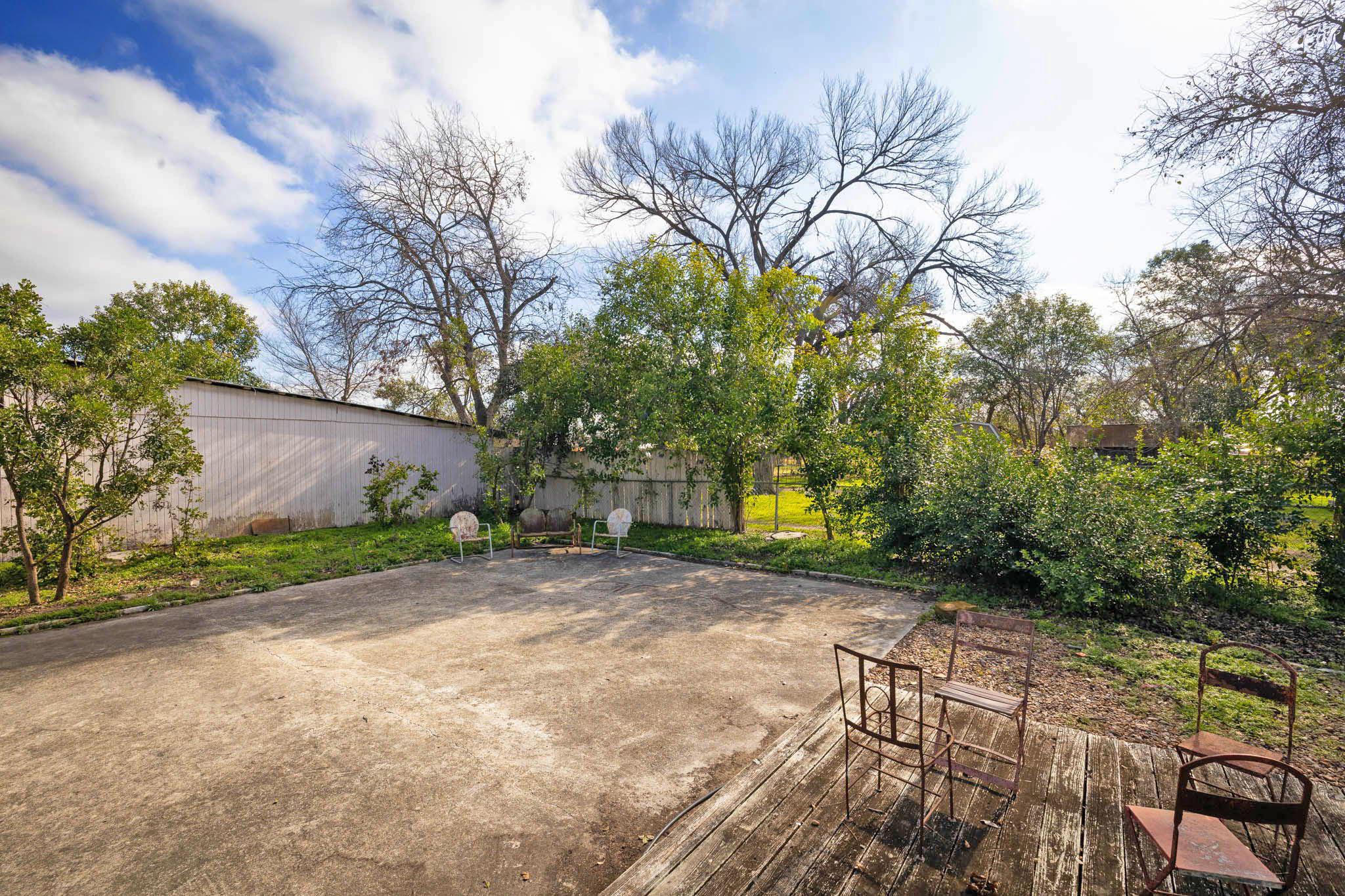 633 S Castell Ave, New Braunfels, TX 78130