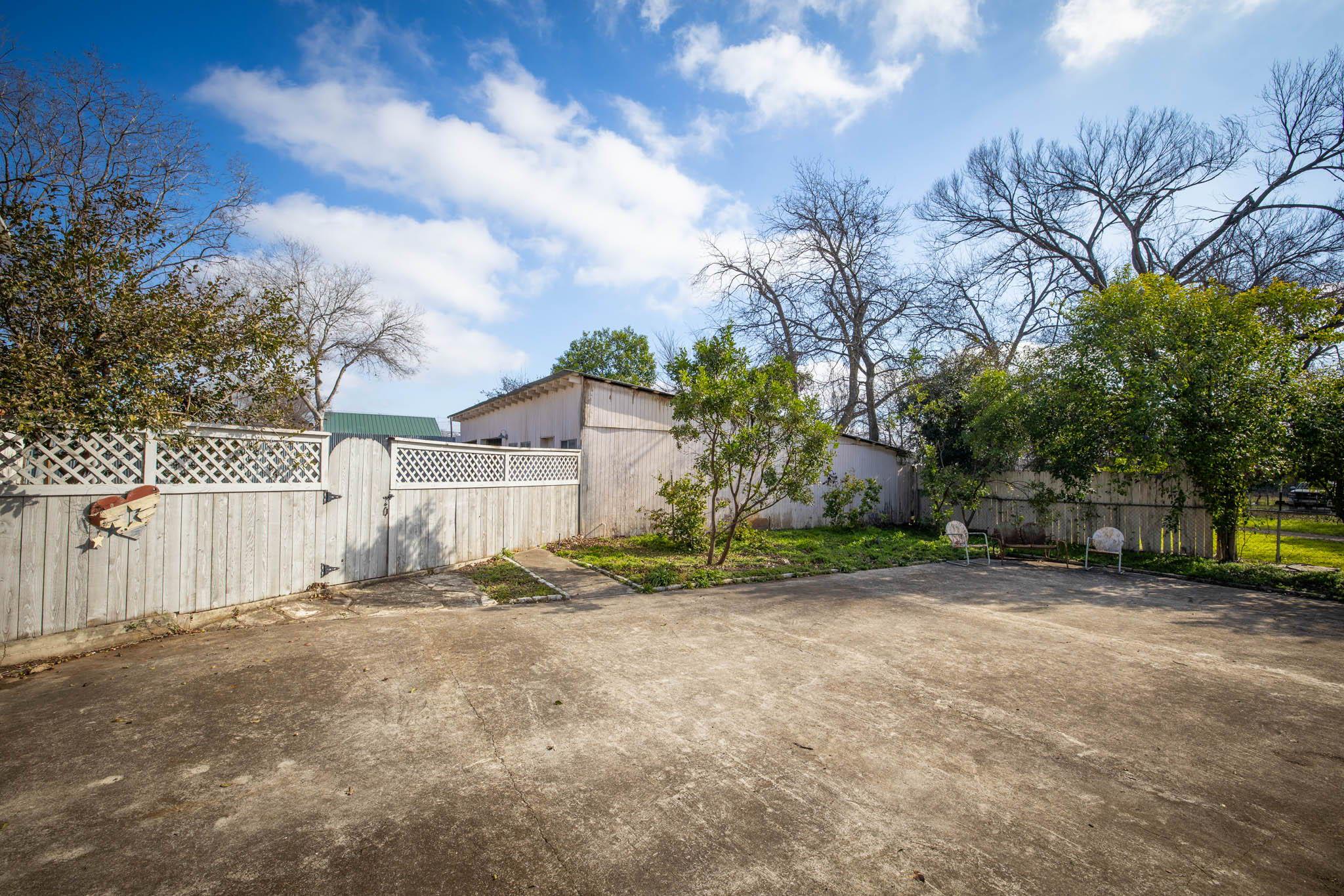 633 S Castell Ave, New Braunfels, TX 78130