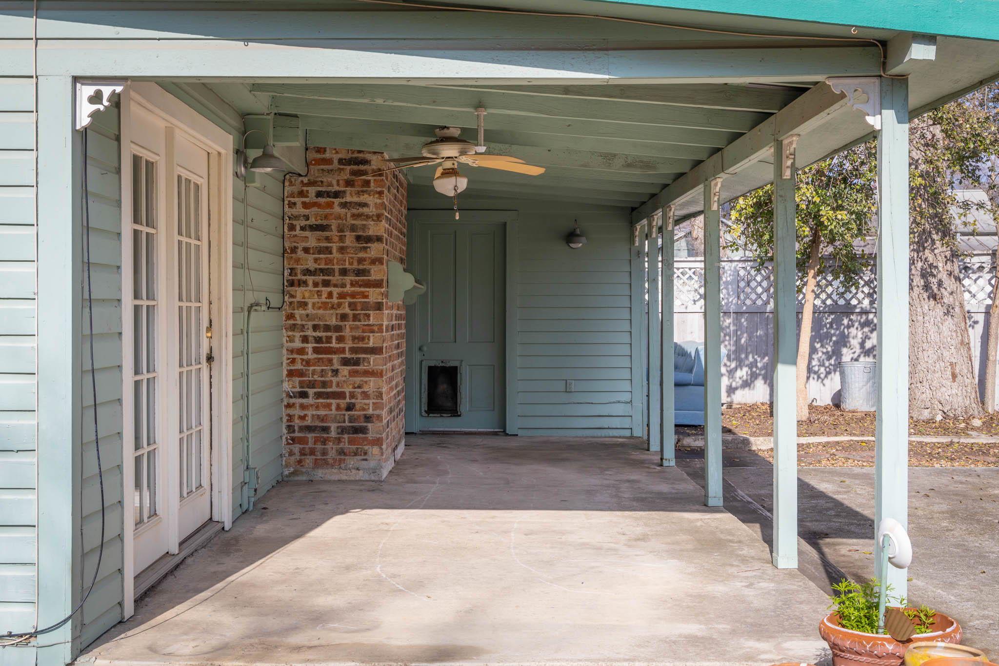 633 S Castell Ave, New Braunfels, TX 78130