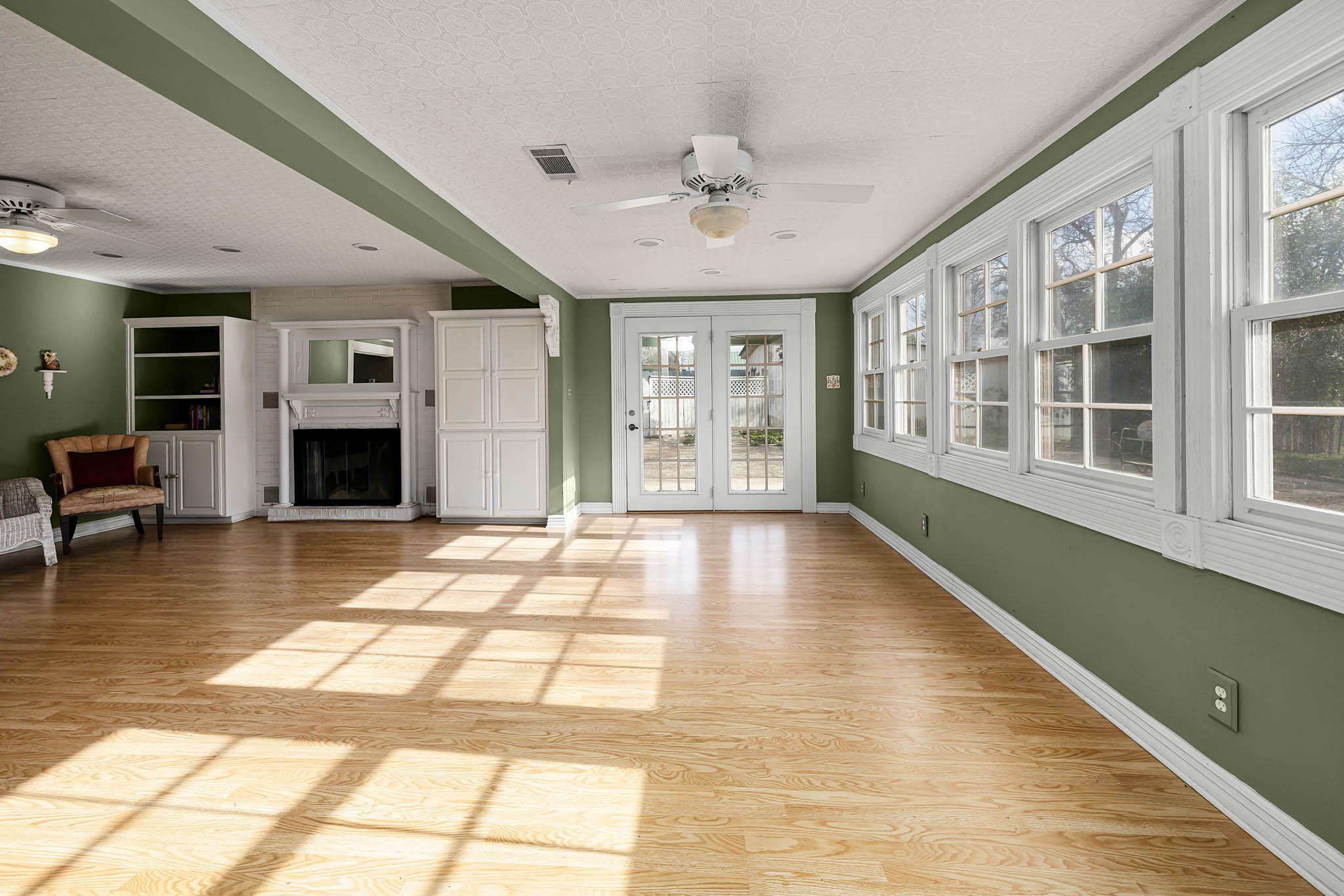 633 S Castell Ave, New Braunfels, TX 78130