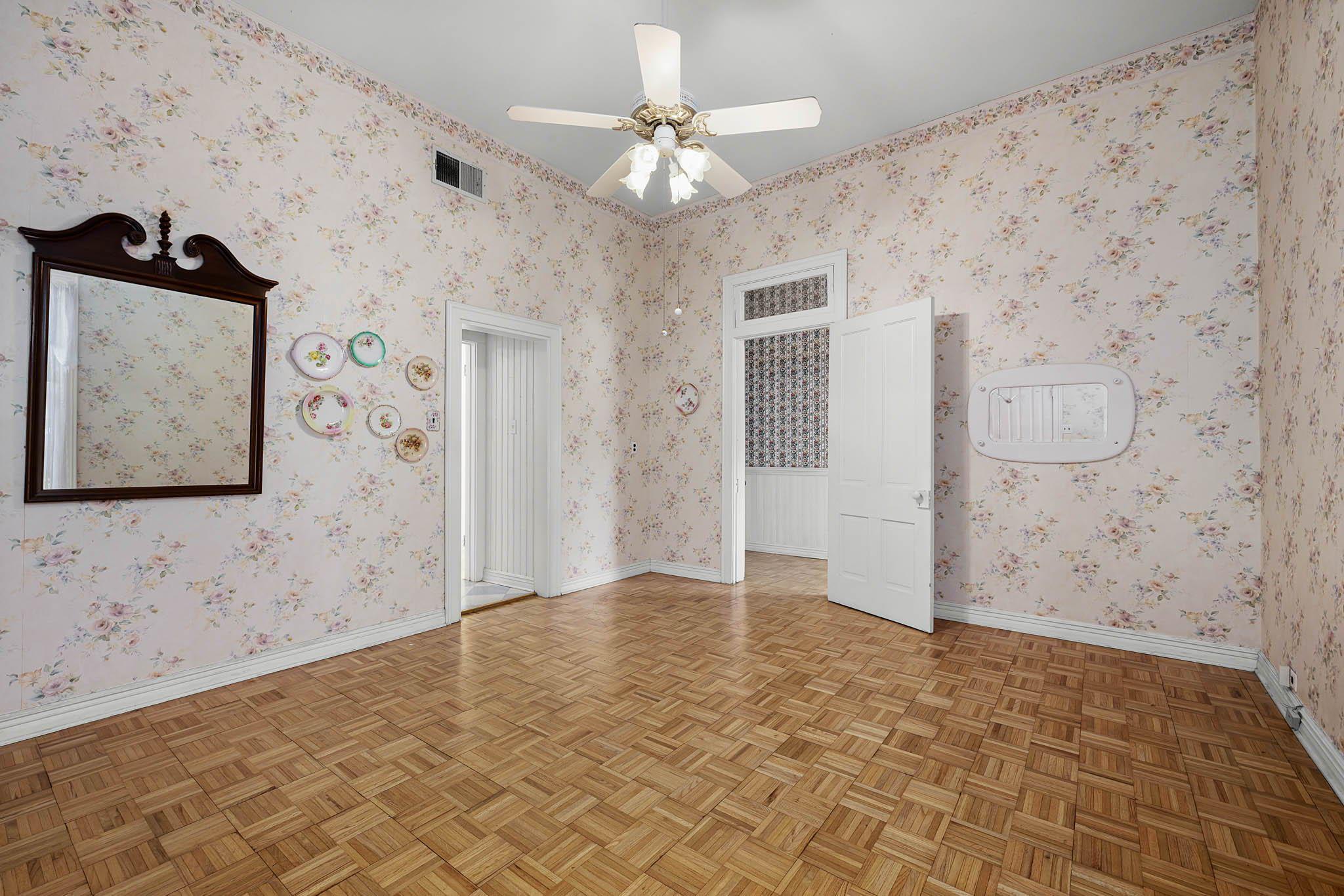 633 S Castell Ave, New Braunfels, TX 78130