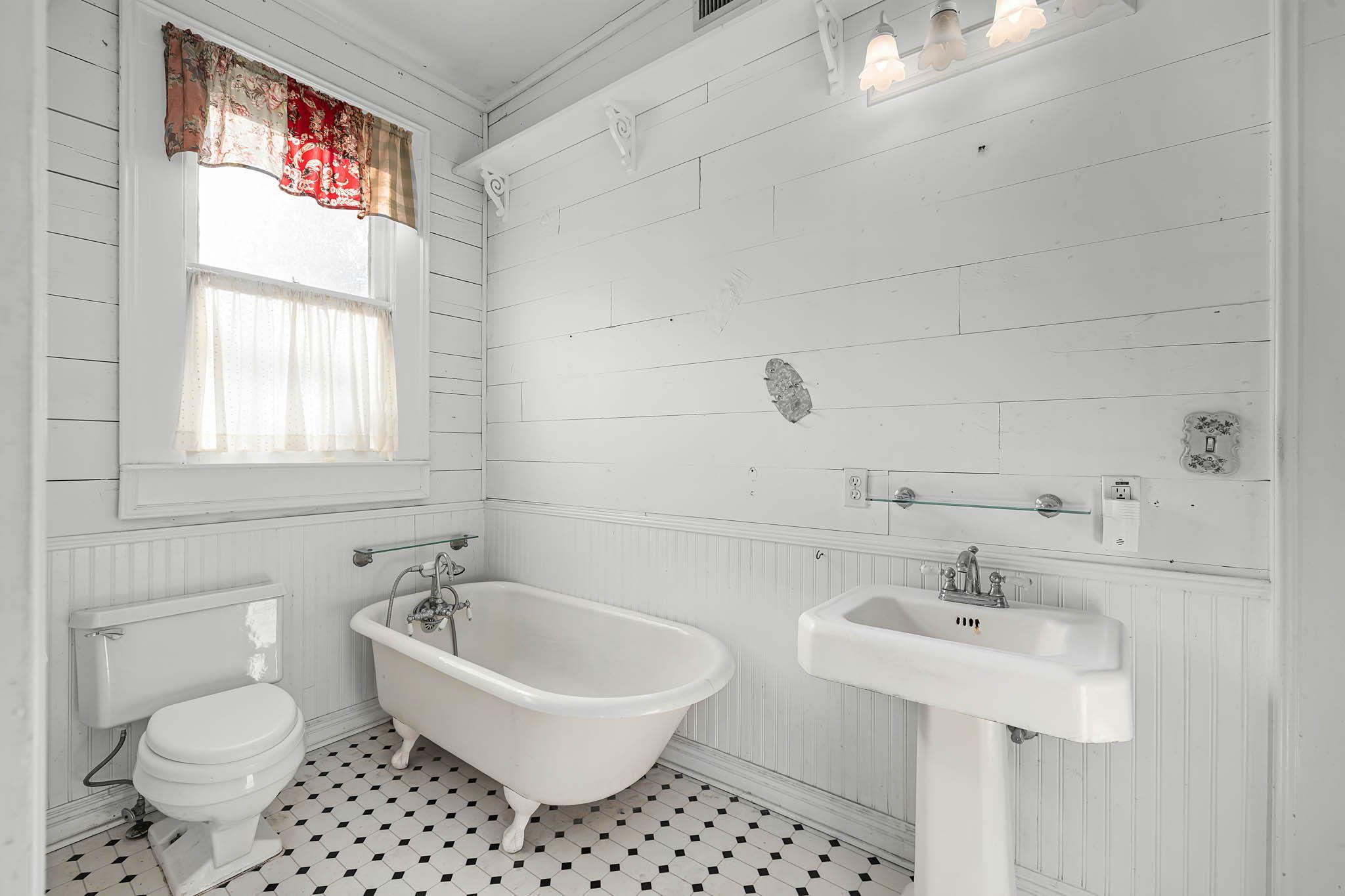 633 S Castell Ave, New Braunfels, TX 78130