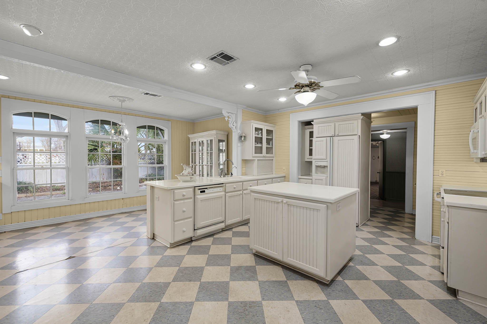 633 S Castell Ave, New Braunfels, TX 78130