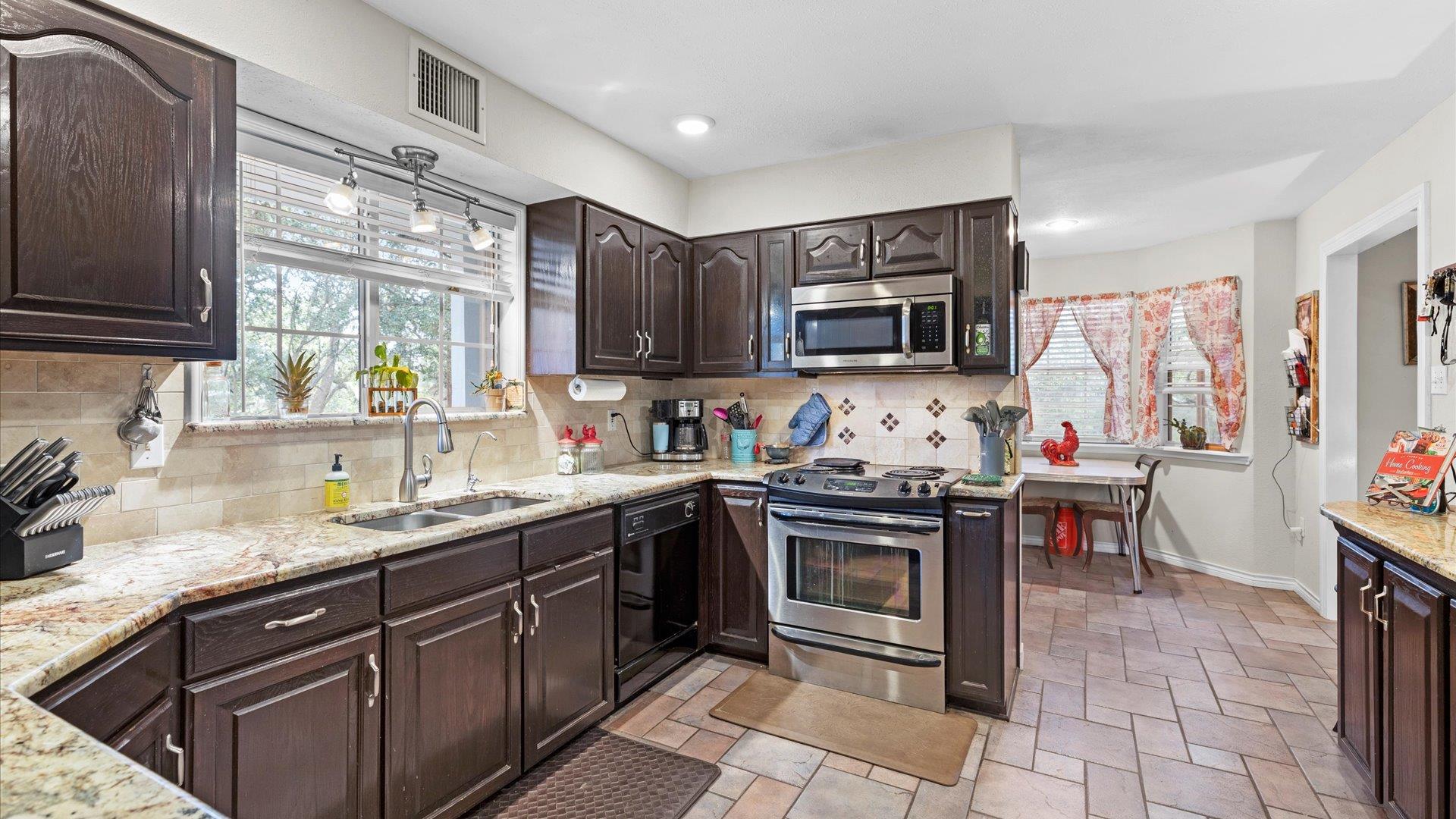 689 Abels Way, Canyon Lake, TX 78133