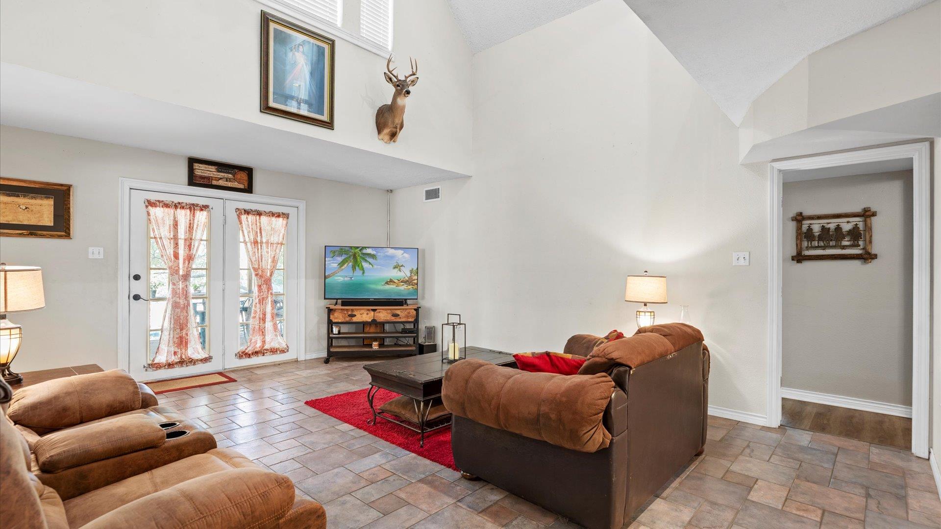 689 Abels Way, Canyon Lake, TX 78133