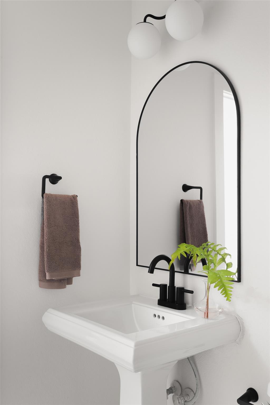 18 N Peak Rd, West Lake Hills, TX 78746