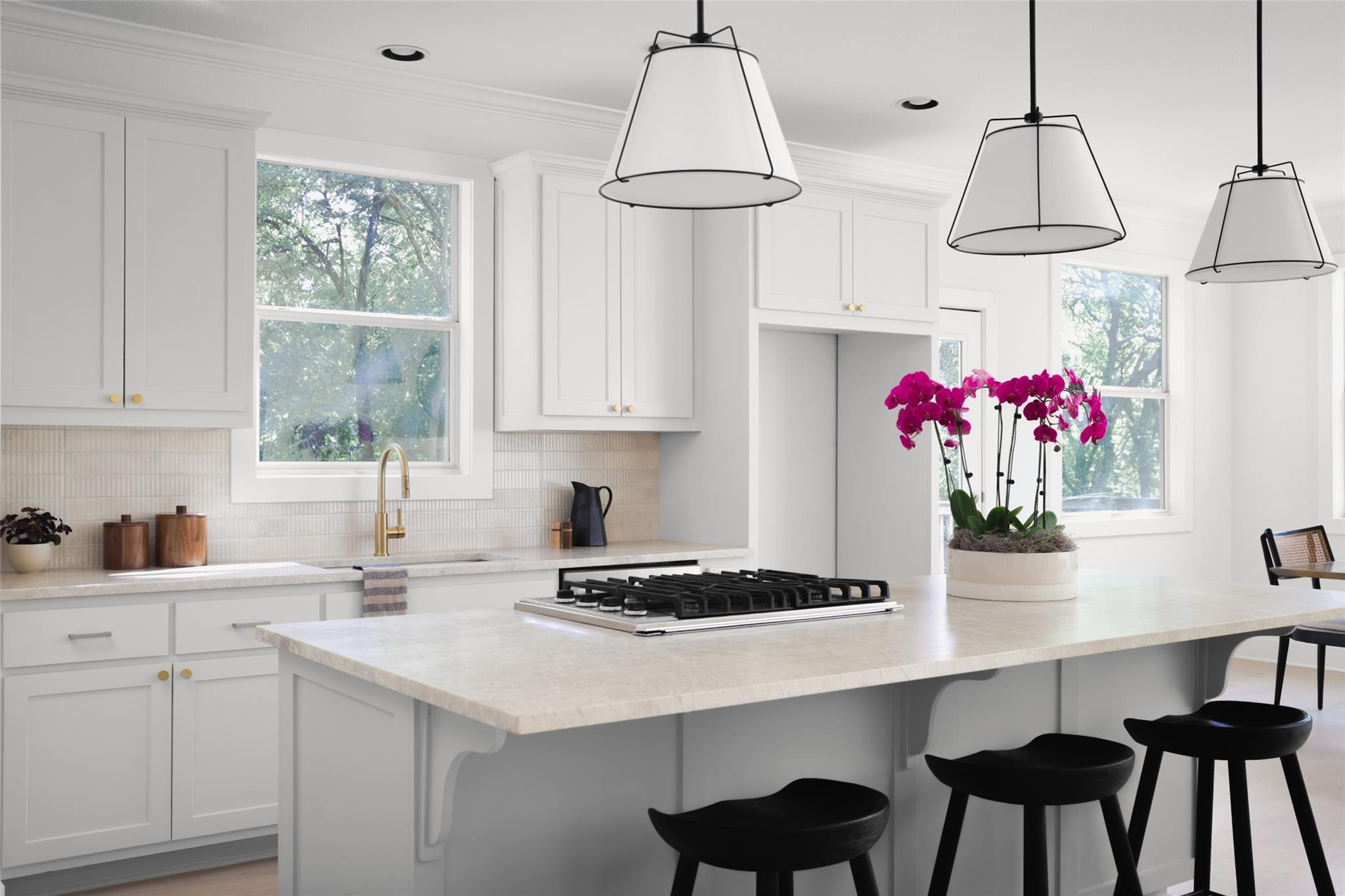 18 N Peak Rd, West Lake Hills, TX 78746