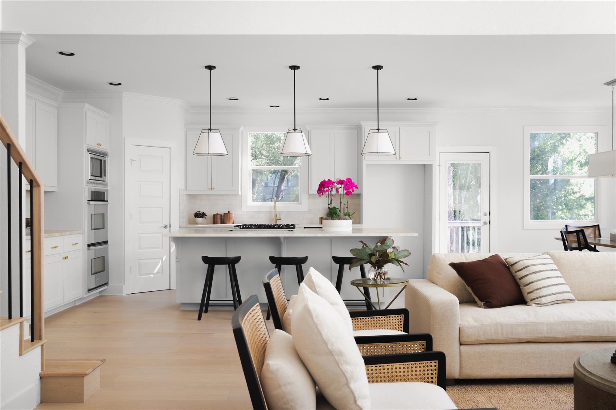 18 N Peak Rd, West Lake Hills, TX 78746