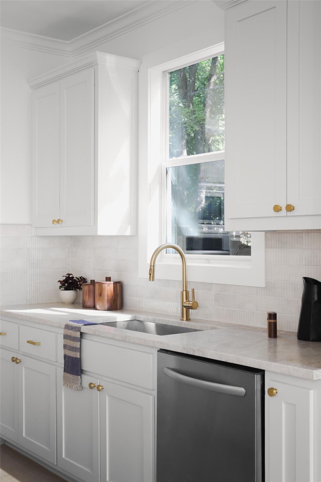 18 N Peak Rd, West Lake Hills, TX 78746