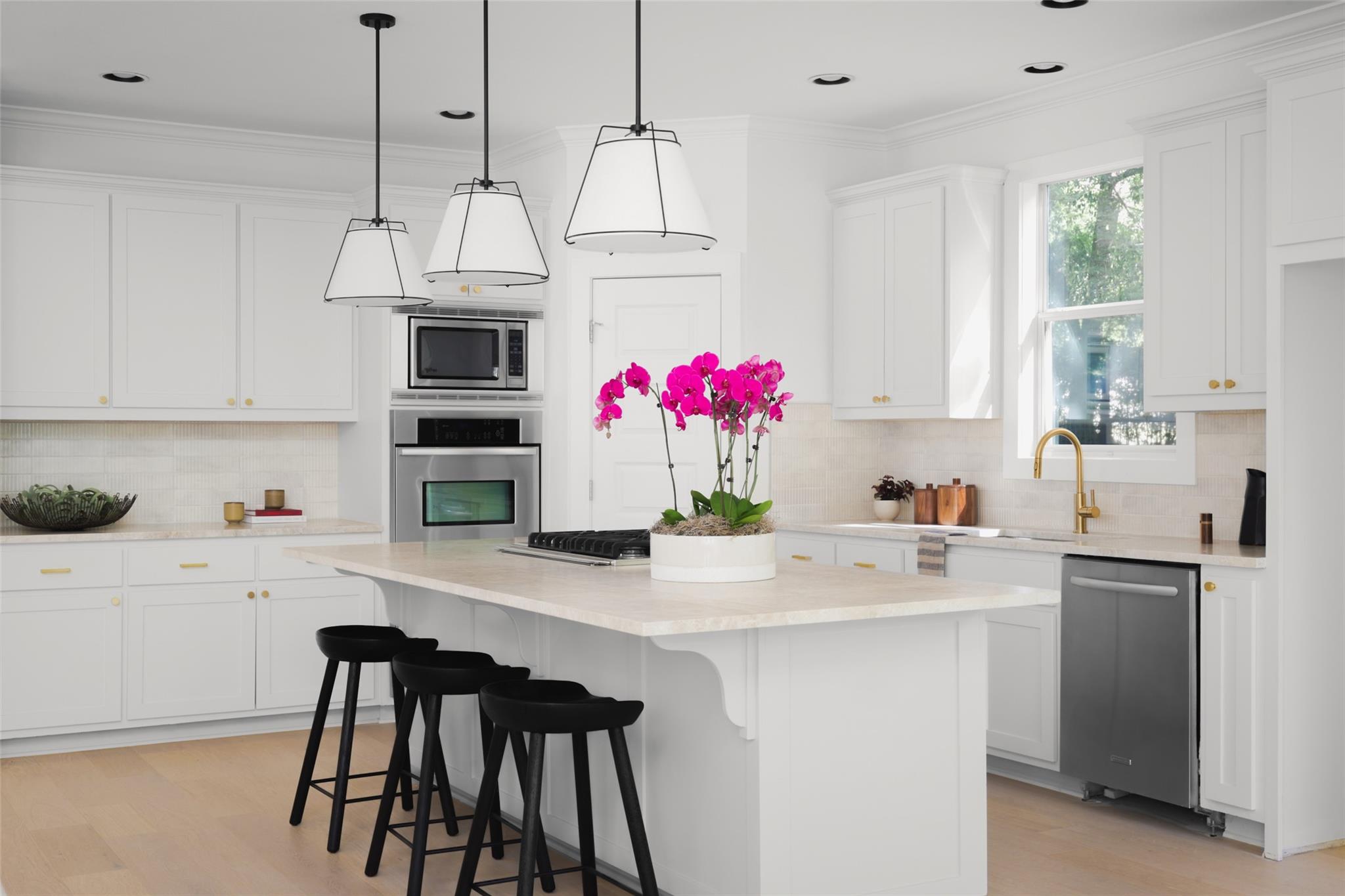 18 N Peak Rd, West Lake Hills, TX 78746