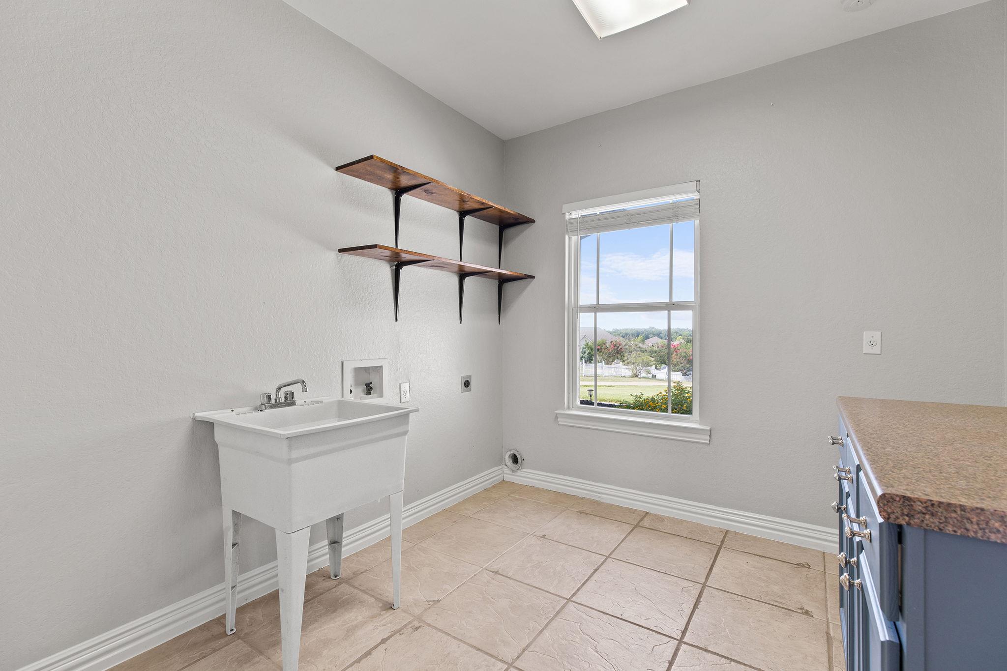 417 Apache Pass, Hutto, TX 78634