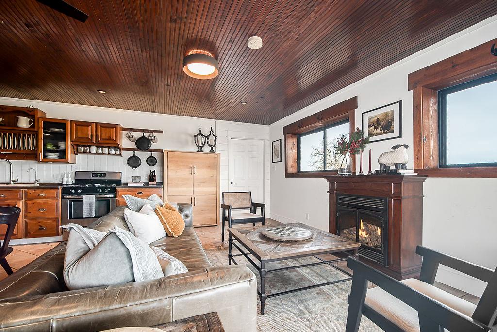 350 Gold Schaefer Rd, Fredericksburg, TX 78624