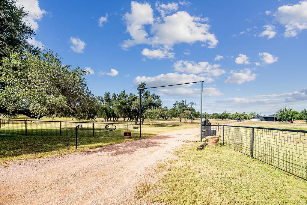 350 Gold Schaefer Rd, Fredericksburg, TX 78624