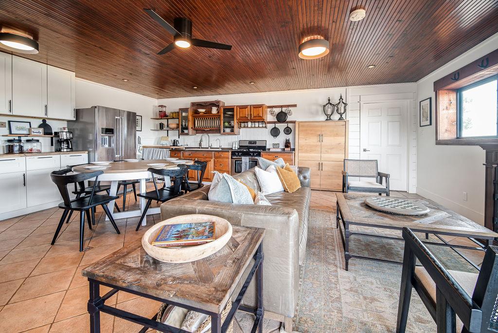 350 Gold Schaefer Rd, Fredericksburg, TX 78624