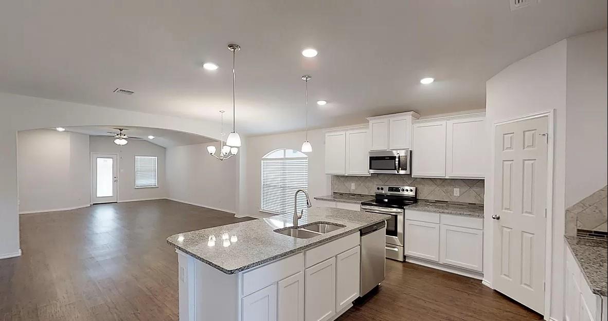 1828 T H Johnson Dr, Taylor, TX 76574