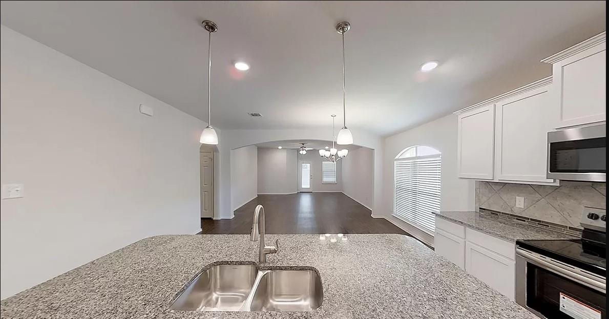 1828 T H Johnson Dr, Taylor, TX 76574