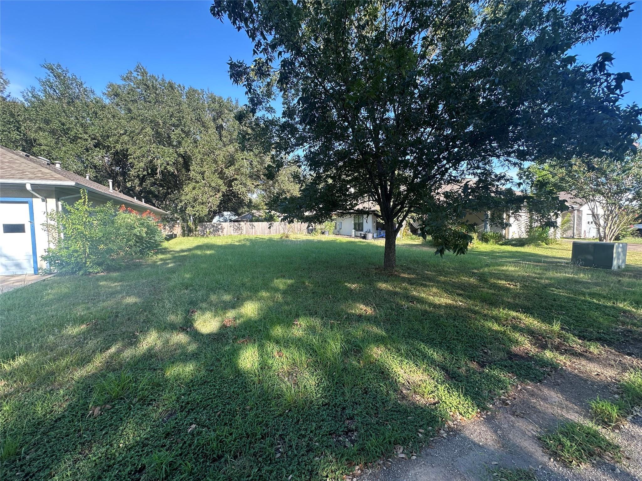 502 Leah Ln, Smithville, TX 78957