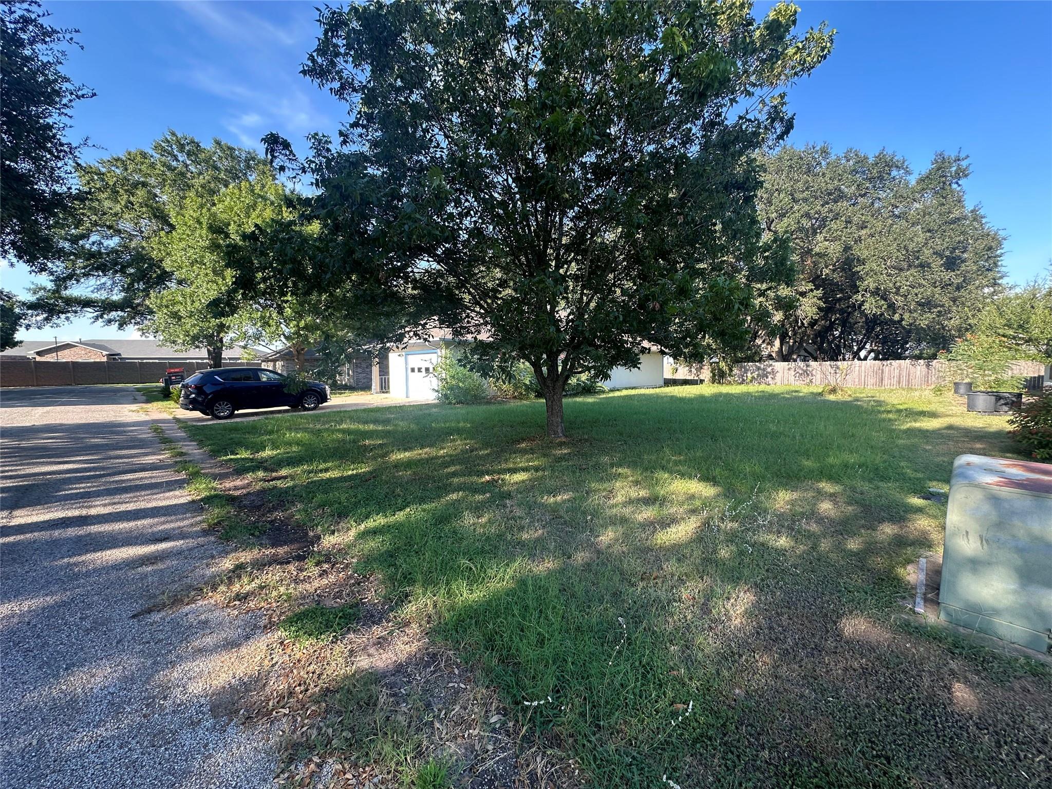 502 Leah Ln, Smithville, TX 78957