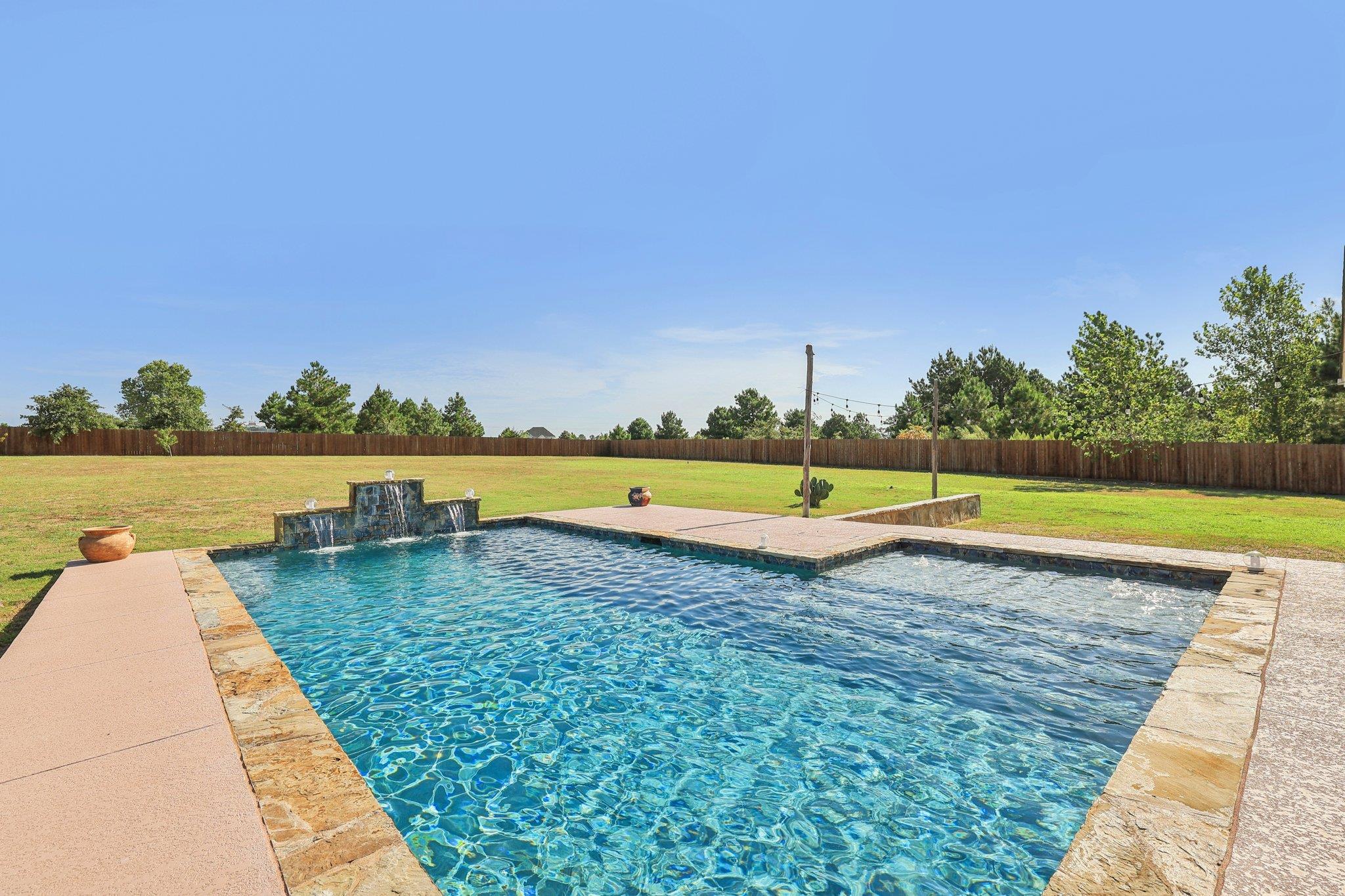 165 Cattlemens Dr, Bastrop, TX 78602