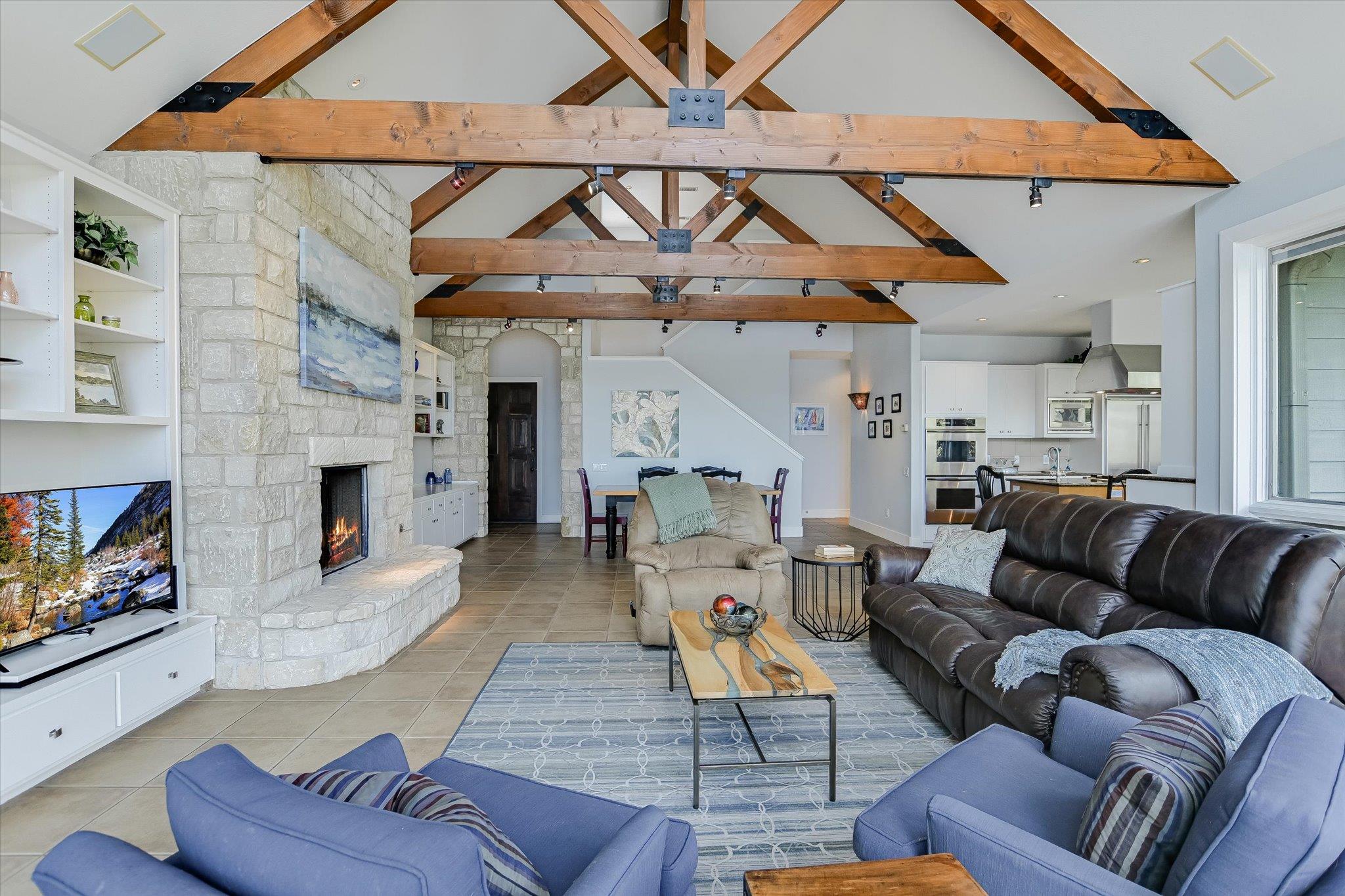 102 Center Cove I, Spicewood, TX 78669