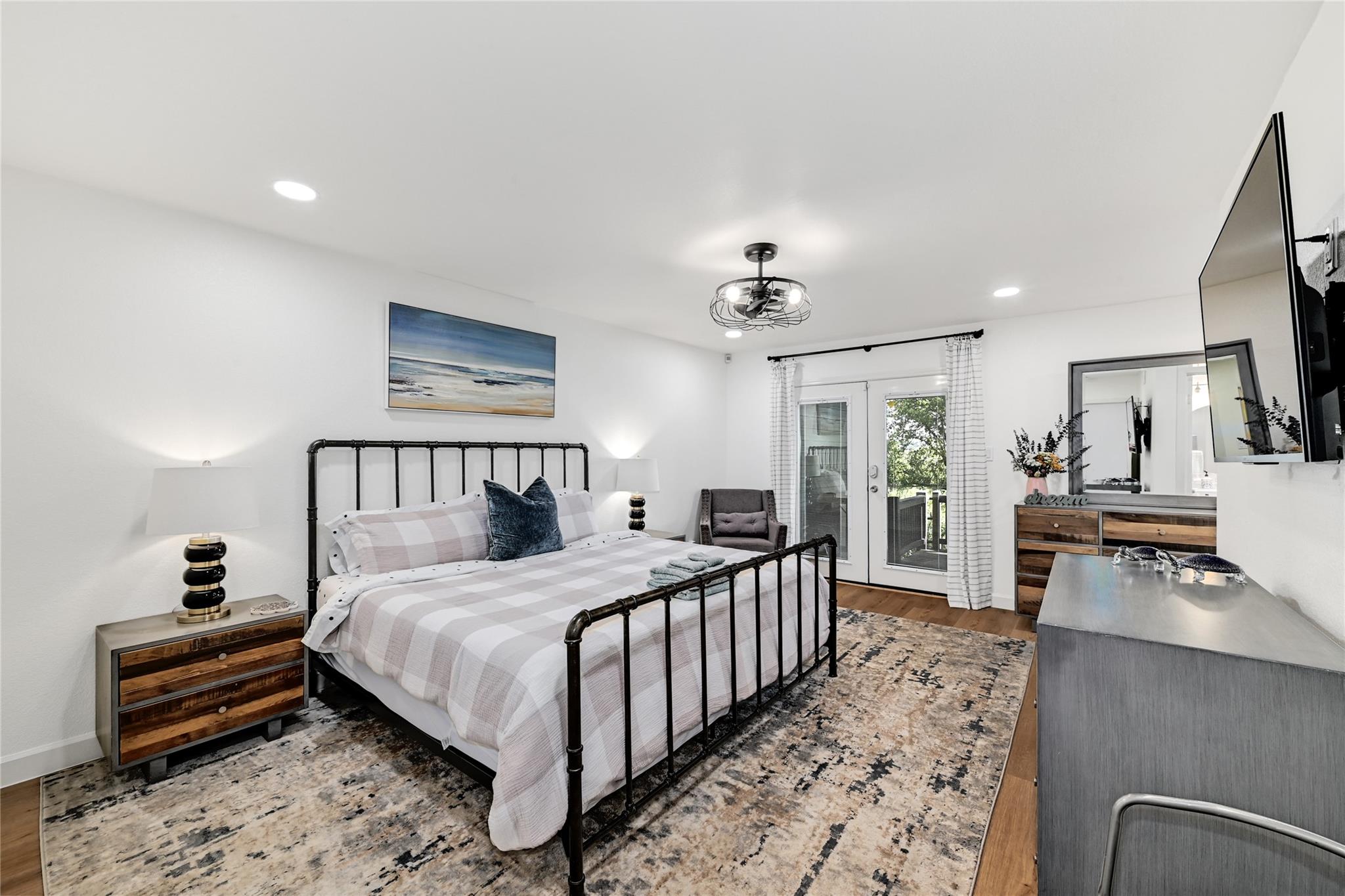 225 Comanche Ln, Point Venture, TX 78645