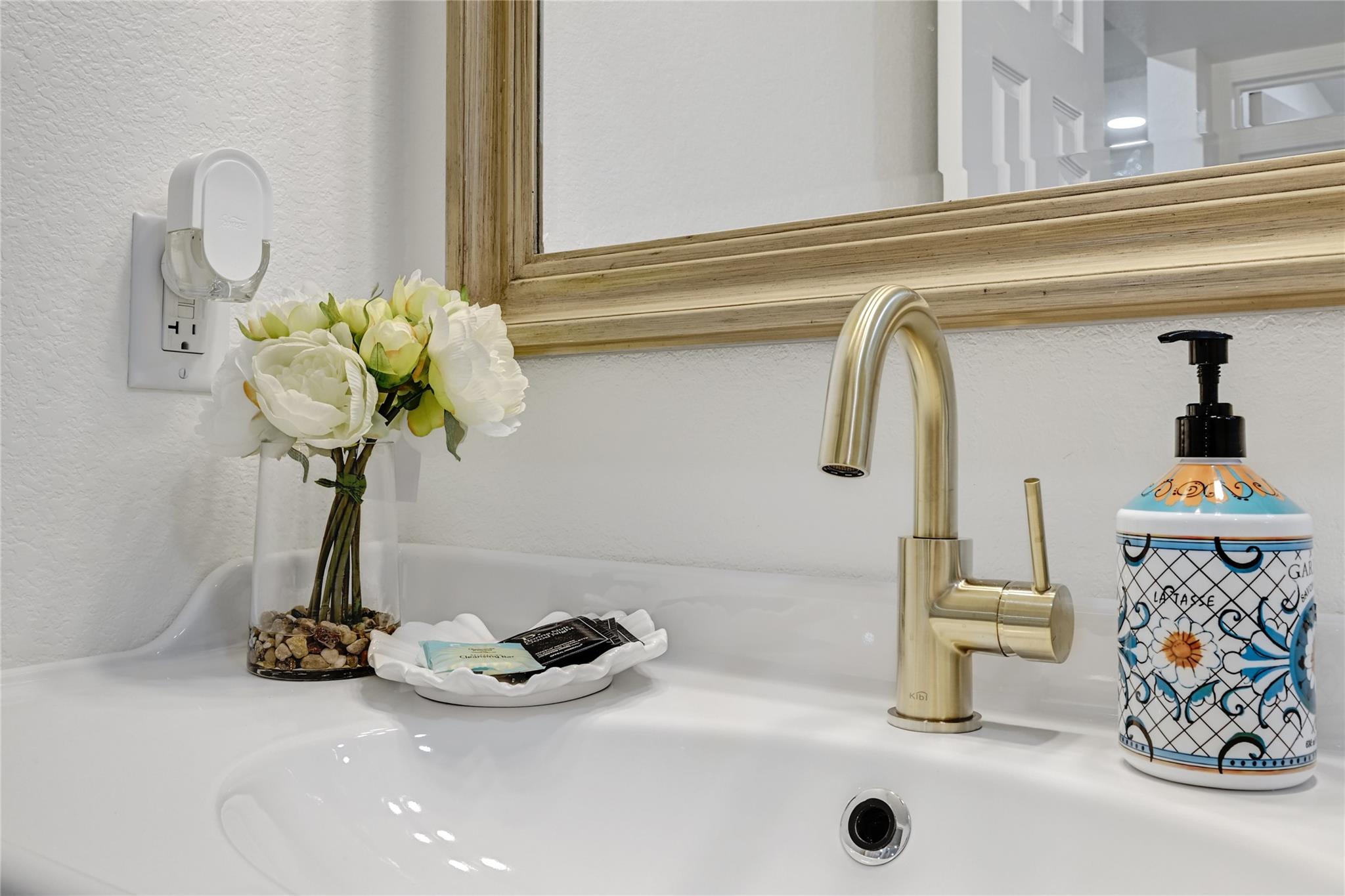 225 Comanche Ln, Point Venture, TX 78645