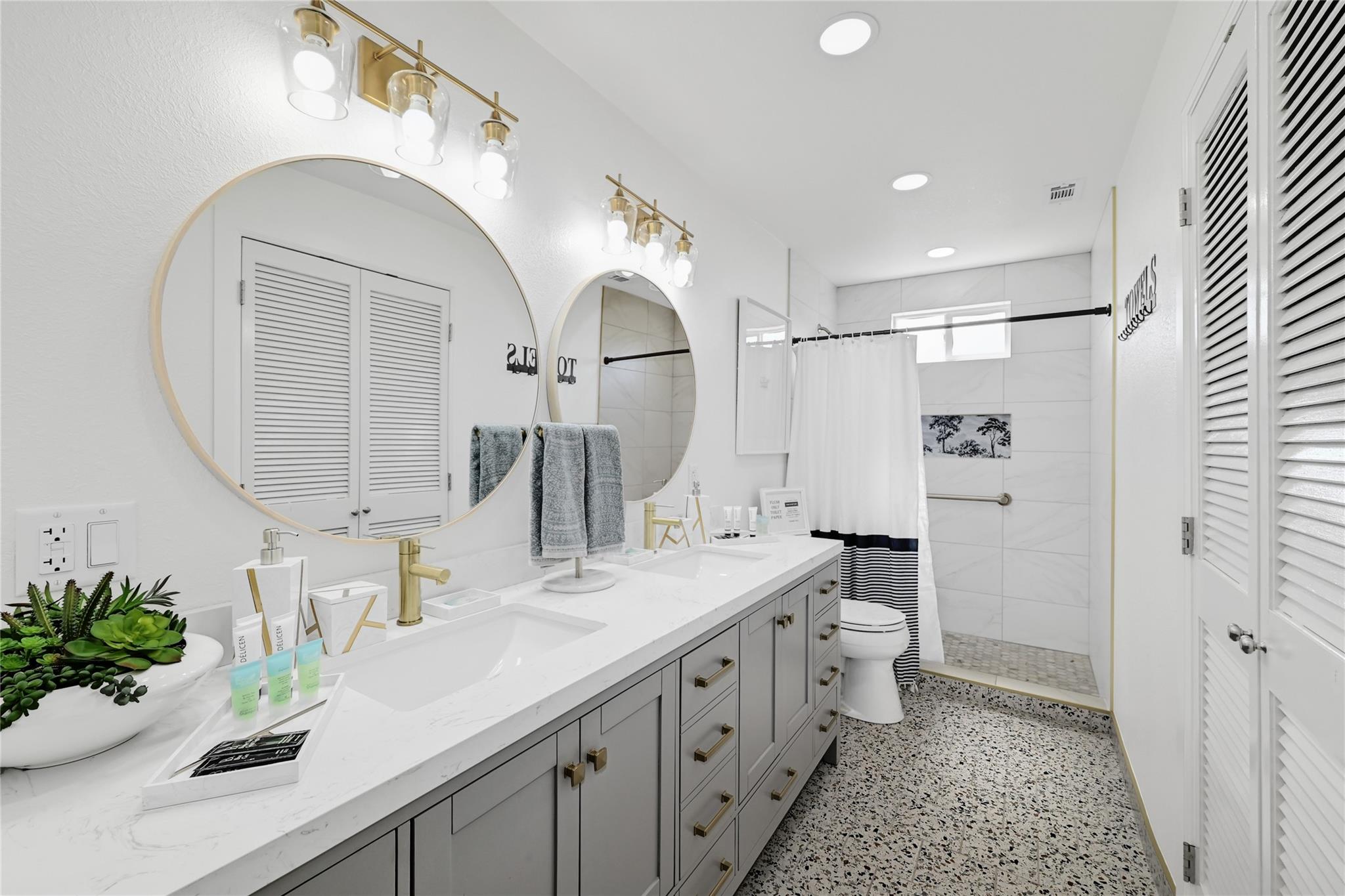 225 Comanche Ln, Point Venture, TX 78645