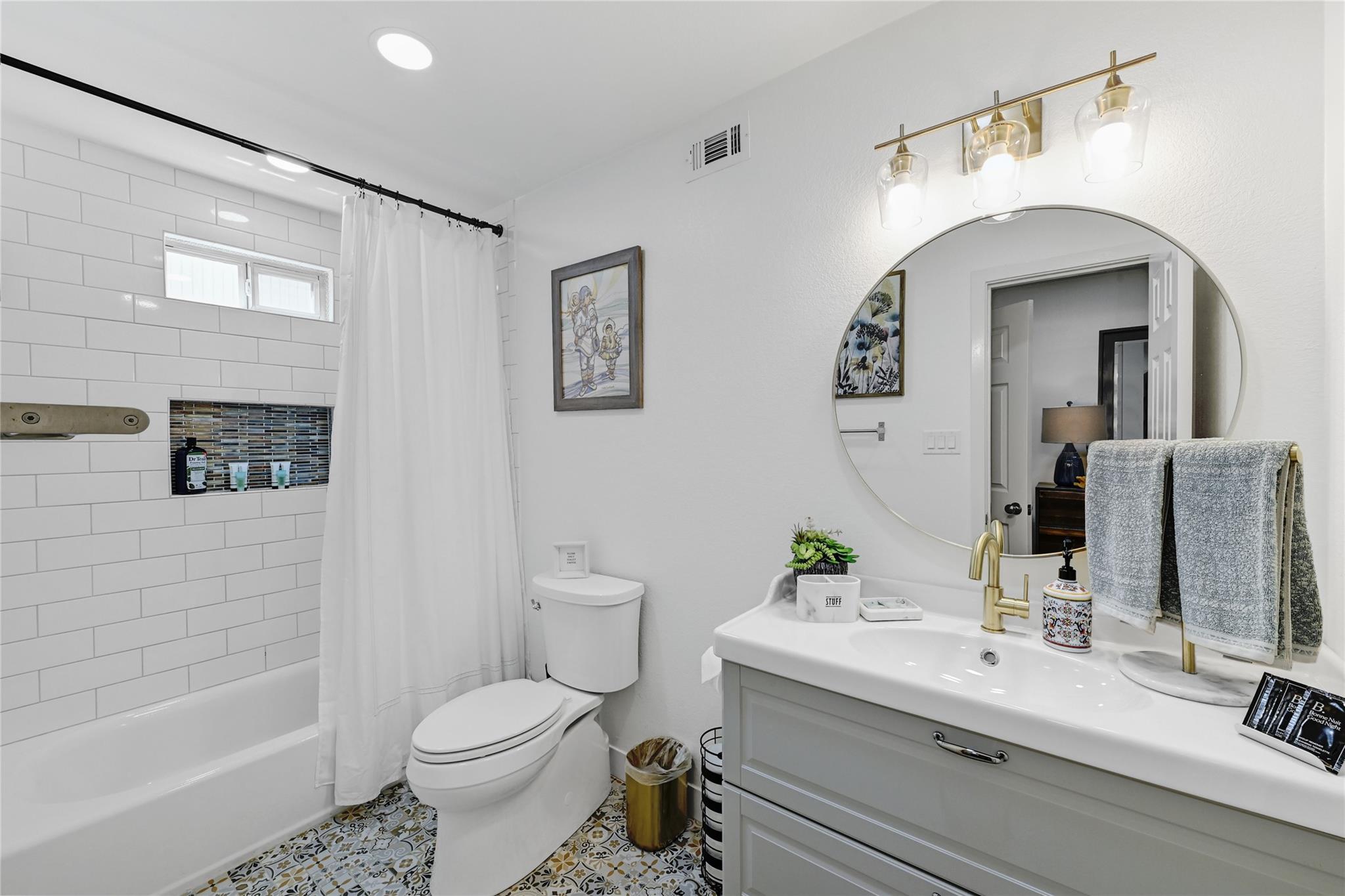 225 Comanche Ln, Point Venture, TX 78645