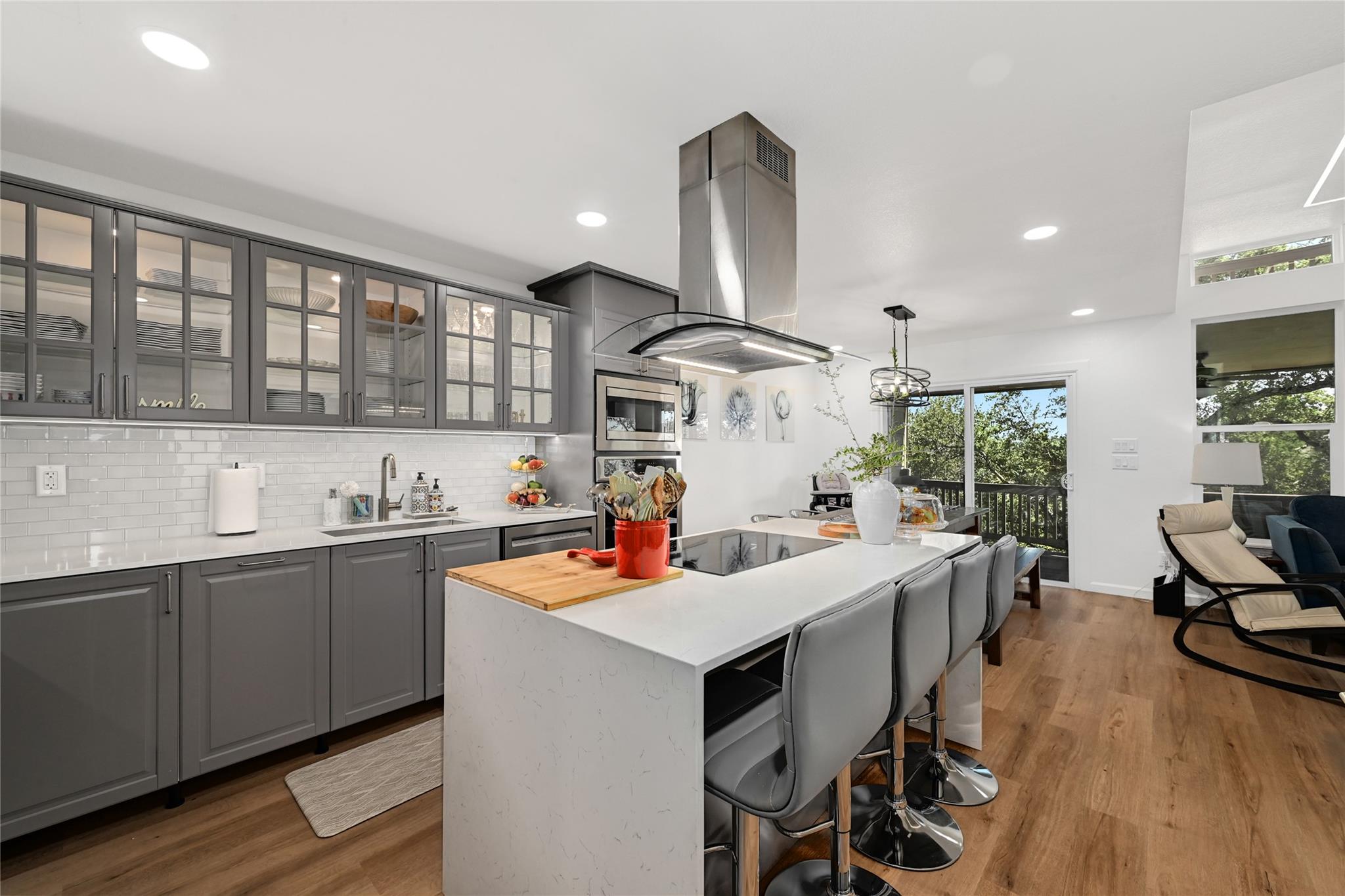 225 Comanche Ln, Point Venture, TX 78645