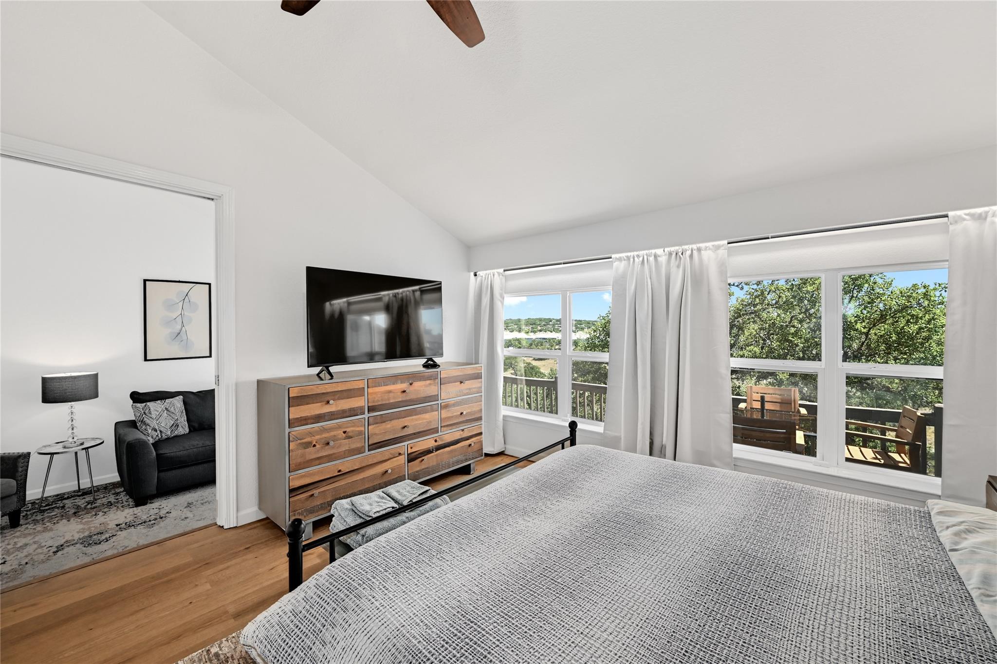 225 Comanche Ln, Point Venture, TX 78645