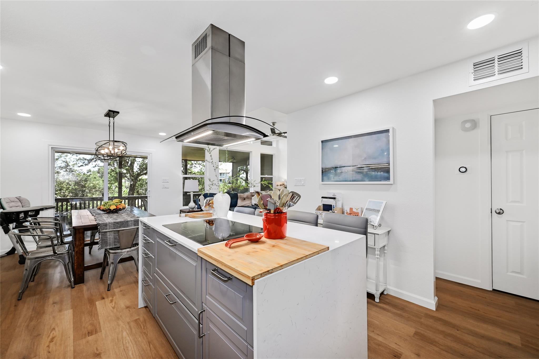 225 Comanche Ln, Point Venture, TX 78645