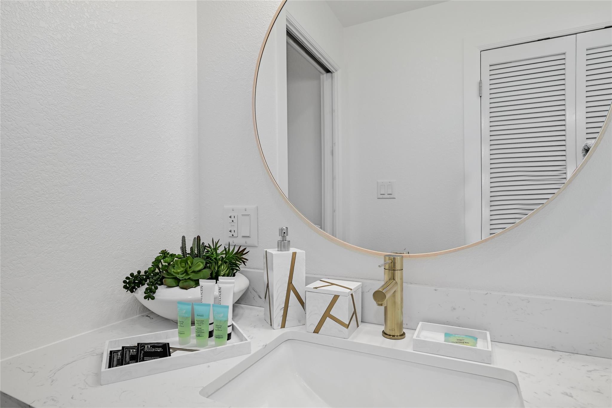 225 Comanche Ln, Point Venture, TX 78645