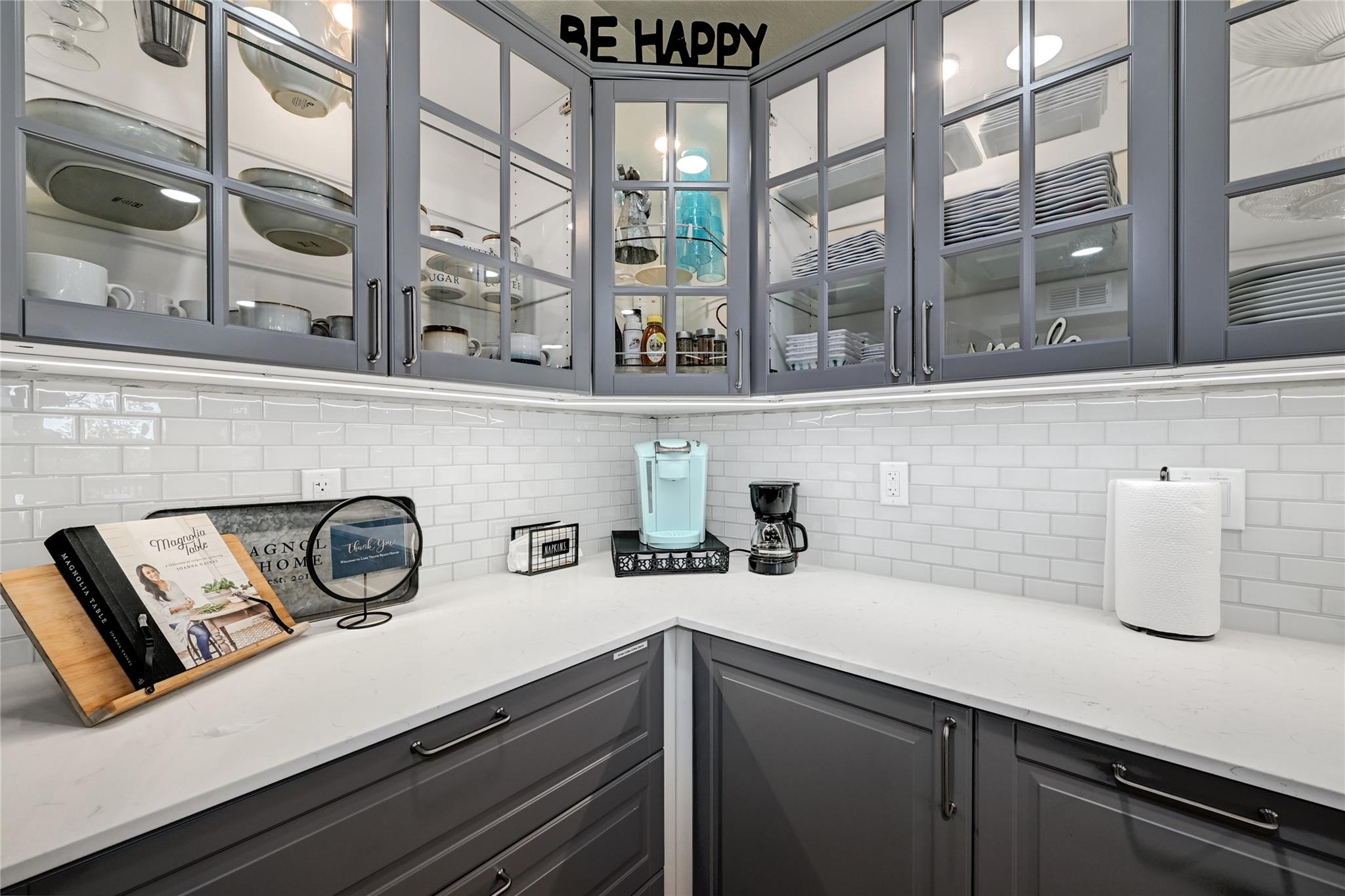 225 Comanche Ln, Point Venture, TX 78645