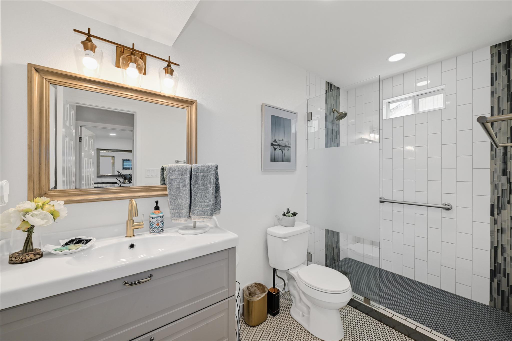 225 Comanche Ln, Point Venture, TX 78645